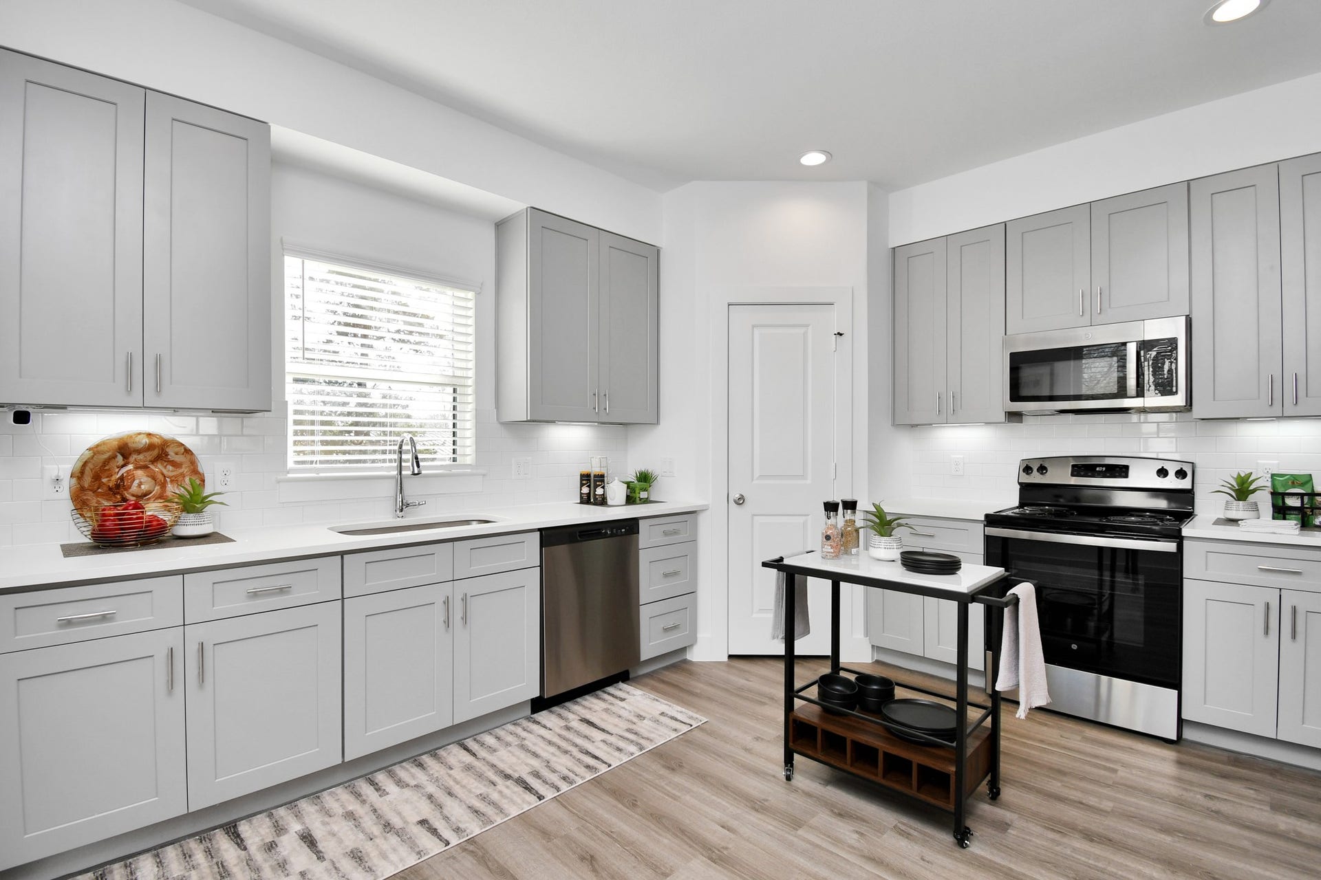 2002 Laverne Willow Lane, #A, Houston, TX 77080 Second floor Kitchen, Dinning and Living area
