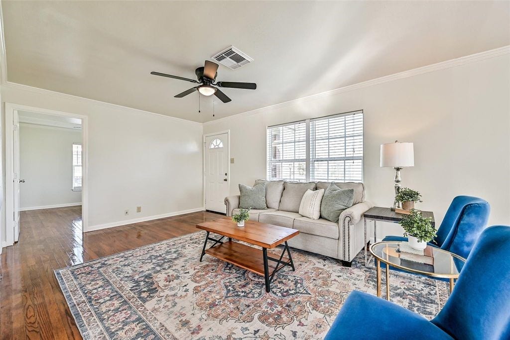 1029 62nd Street, #Up, Galveston, TX 77551 Living area that can accommodate any layout.