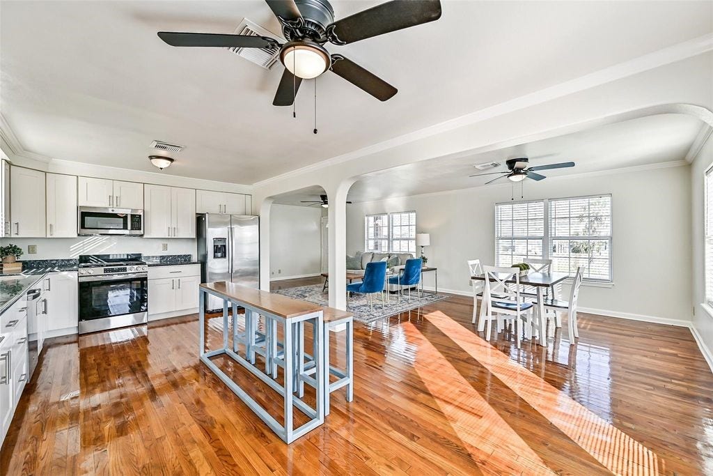 1029 62nd Street, #Up, Galveston, TX 77551 This upstairs unit features hardwood floors. A refresh of the unit was done in 2025, with fresh paint hitting every wall from floor to ceiling. An open layout concept that can arranged in multiple ways.