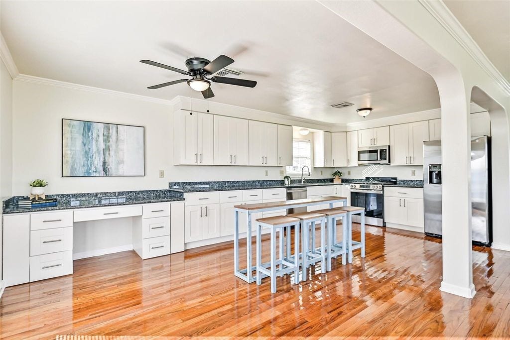 1029 62nd Street, #Up, Galveston, TX 77551 Built in desk area that can used as a workstation.