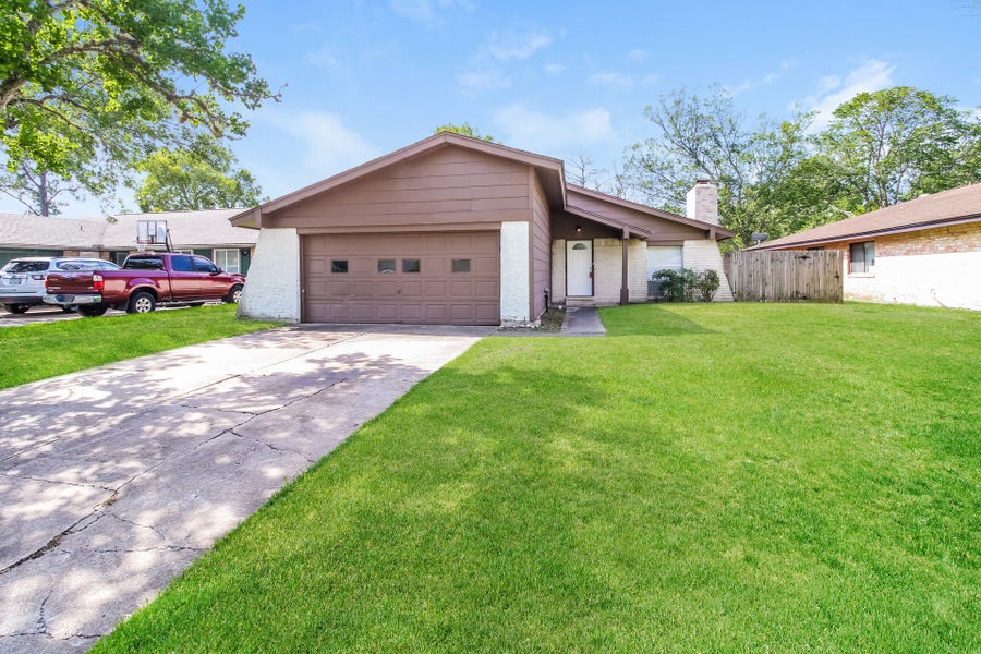 Property photo for 4427 Ravine Drive, Friendswood, TX