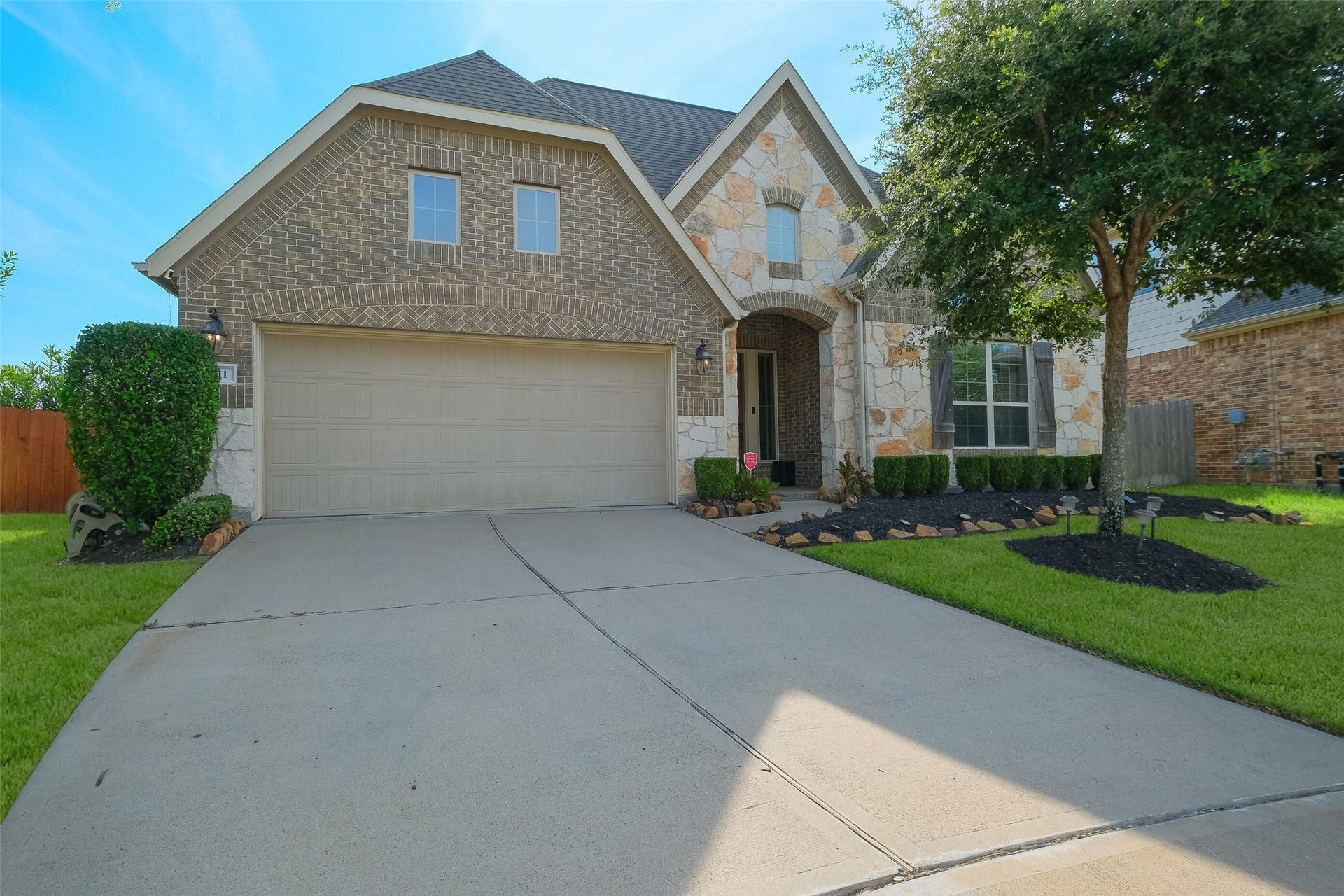 8111 Foster Gate Court, Richmond, TX 77407 Driveway