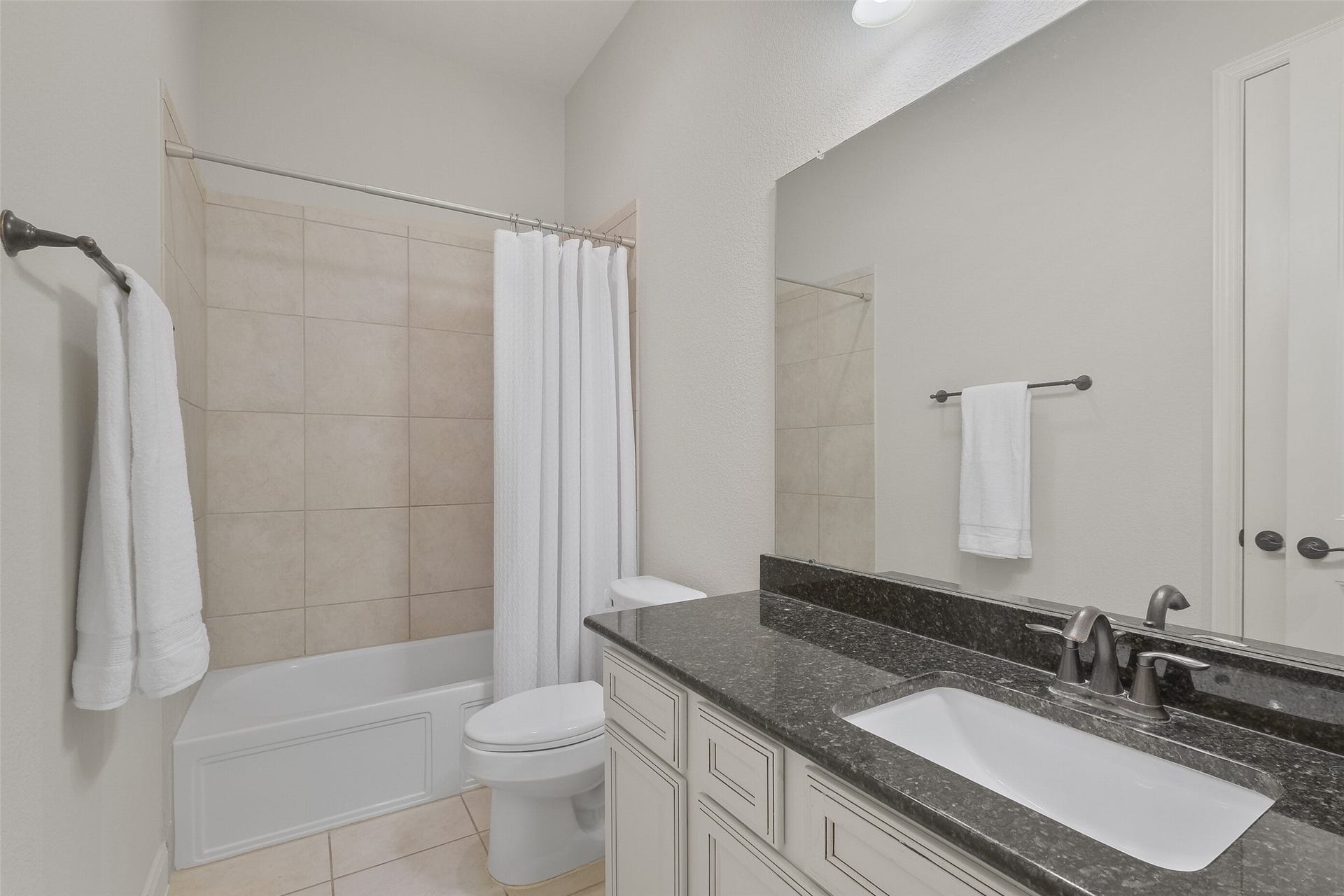 8111 Foster Gate Court, Richmond, TX 77407 Shared Bathroom