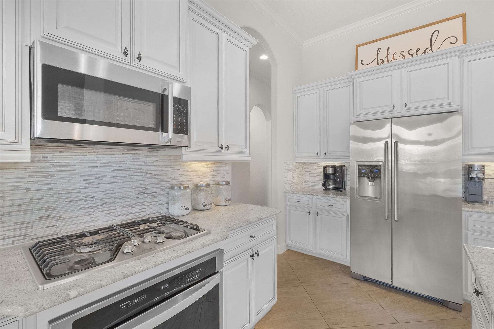 8111 Foster Gate Court, Richmond, TX 77407 Microwave and Gas Cooktop