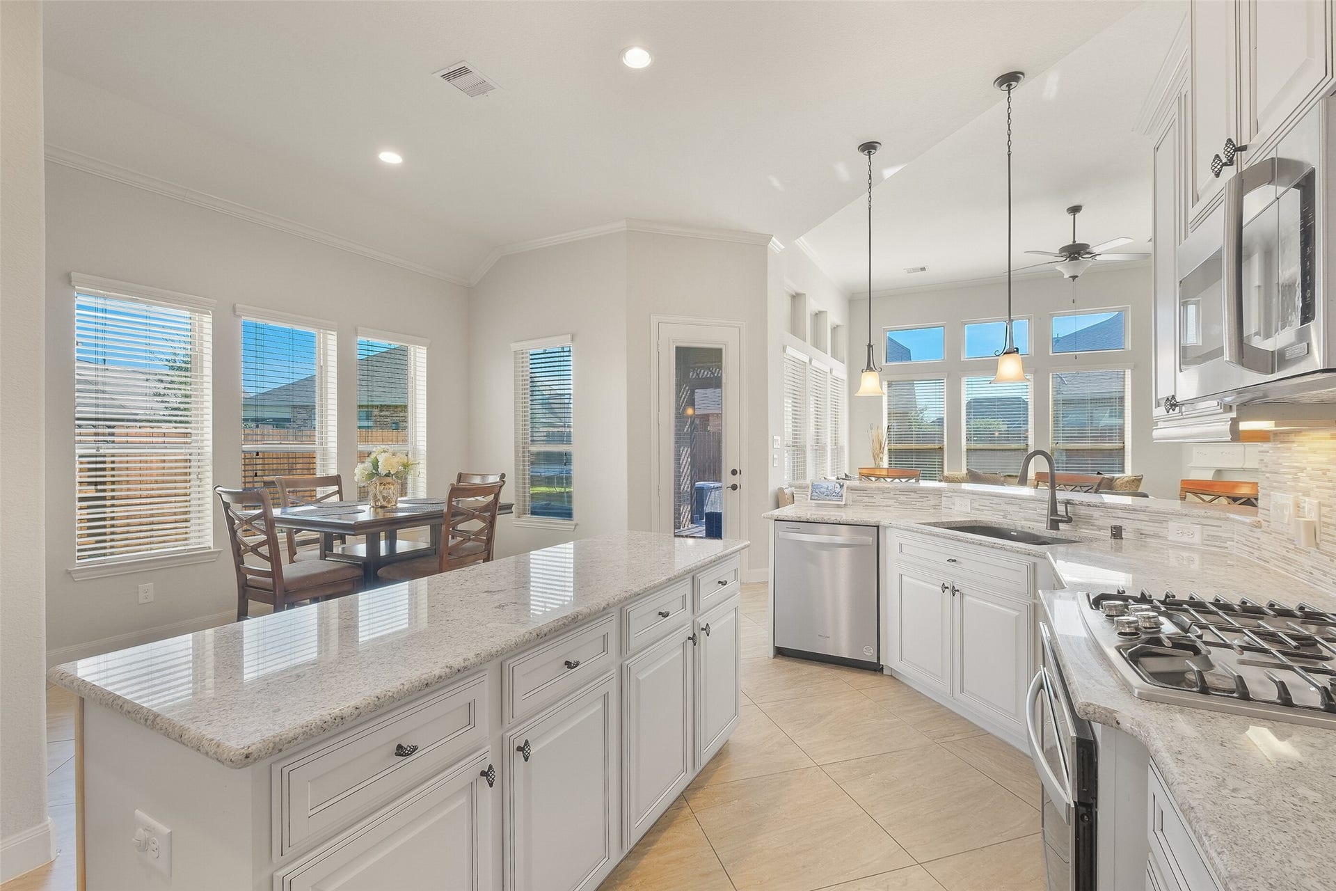 8111 Foster Gate Court, Richmond, TX 77407 Kitchen Island