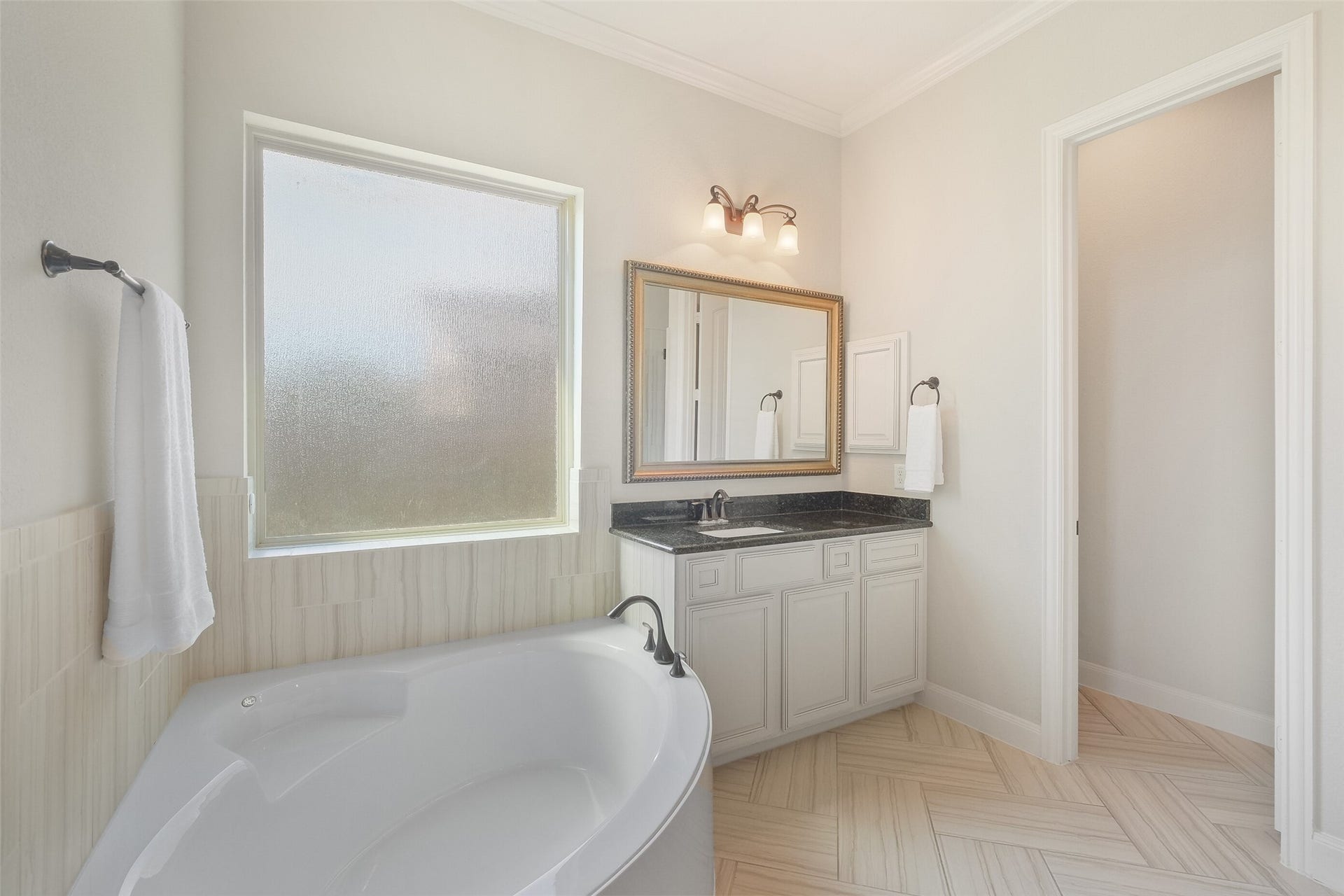 8111 Foster Gate Court, Richmond, TX 77407 Garden Tub