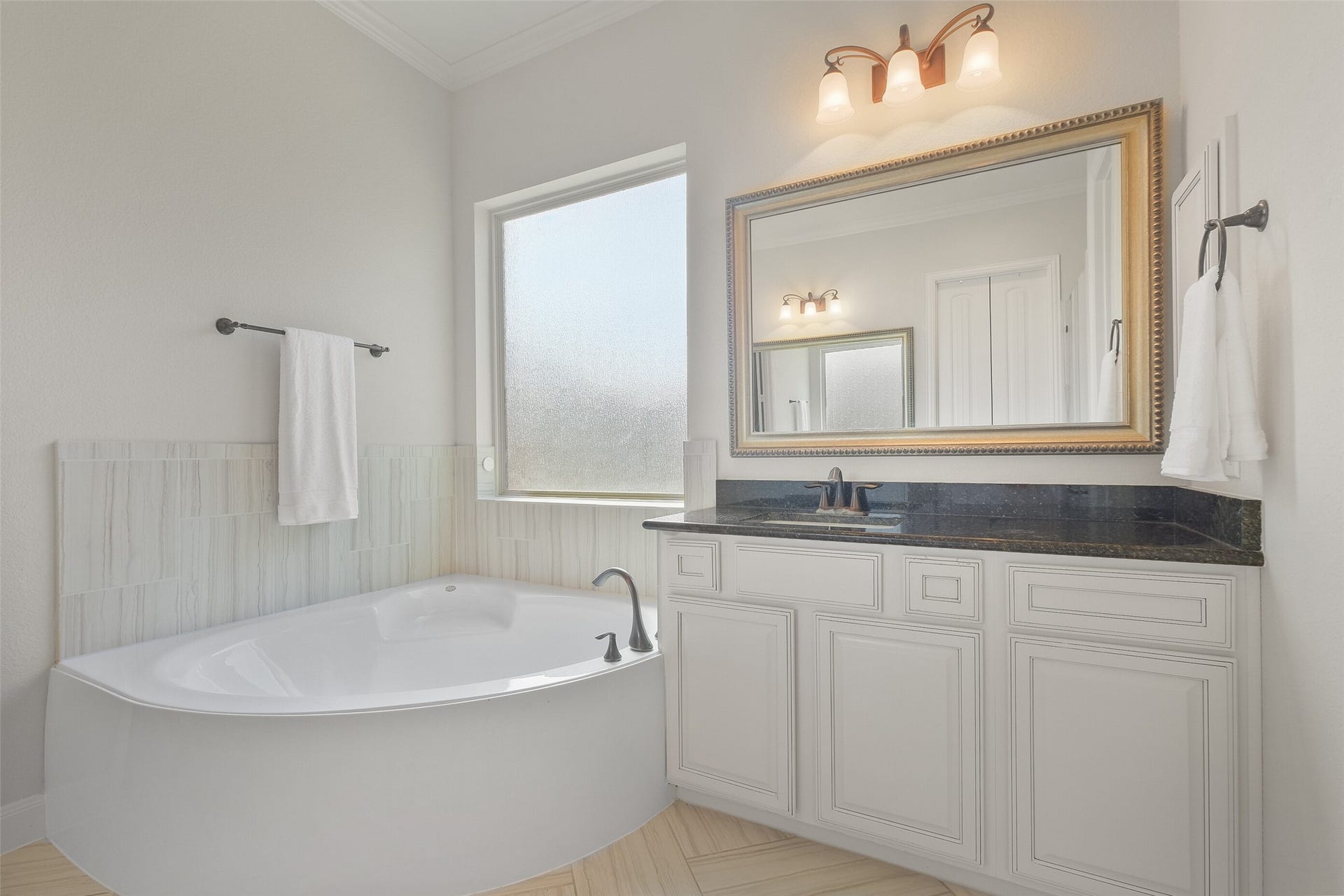 8111 Foster Gate Court, Richmond, TX 77407 Primary Bath