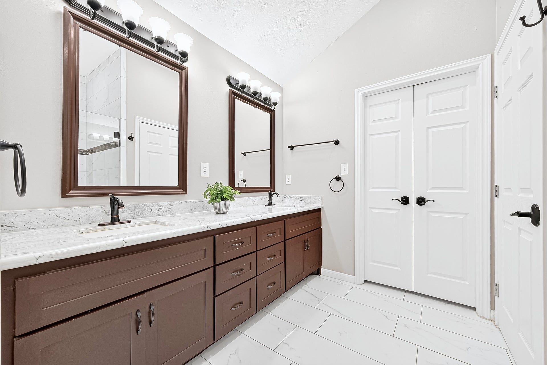 1518 Watts Avenue, Katy, TX 77493 The primary bathroom has been beautifully updated.