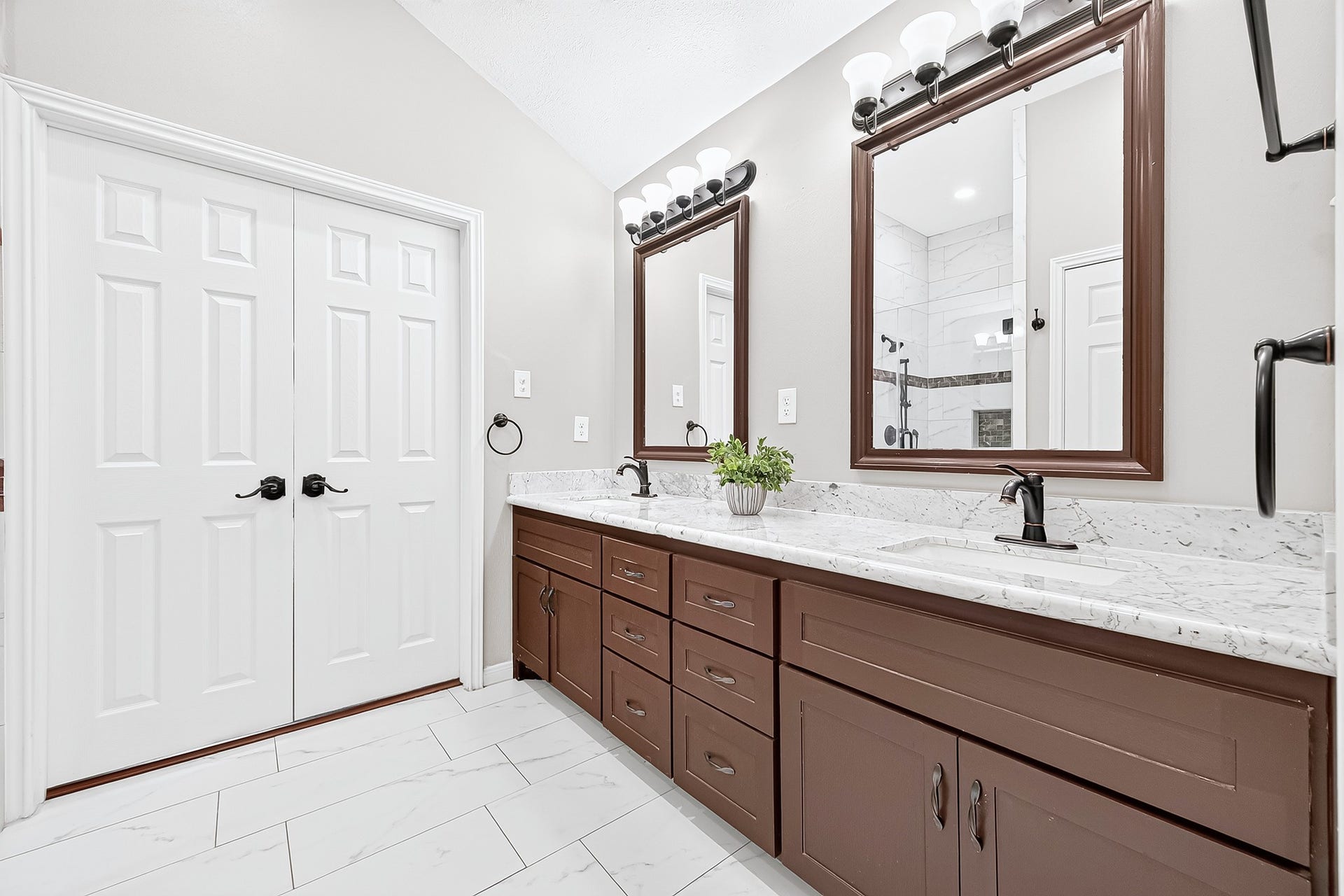 1518 Watts Avenue, Katy, TX 77493 Plenty of drawers and cabinets to store your essentials.
