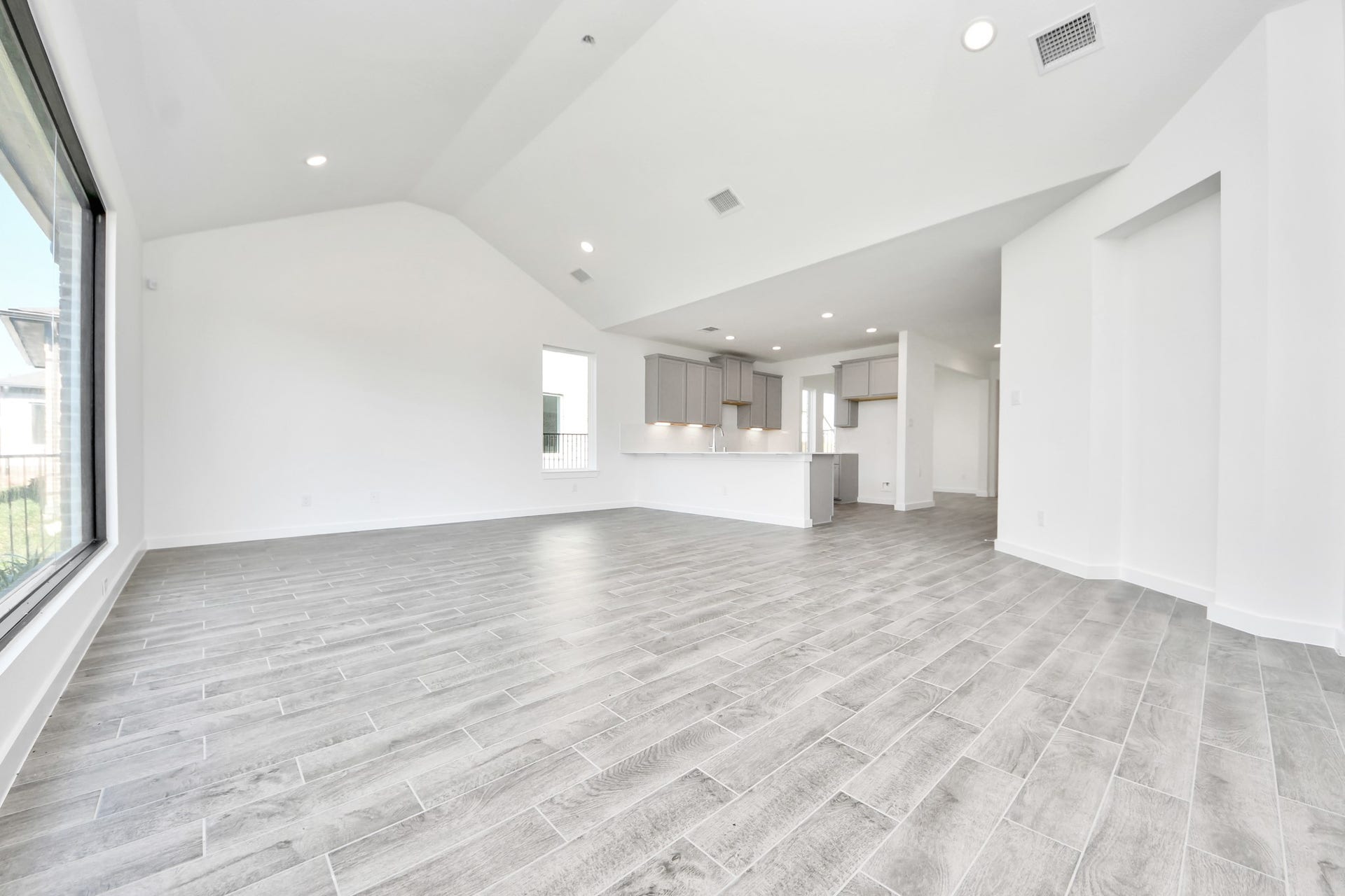 3057 Spoolwood Trail, Magnolia, TX 77355 Gather the family and guests together in your lovely living room! Featuring soaring high ceilings, recessed lighting, ceiling fan, custom paint, gorgeous floors, and large windows that provide plenty of natural lighting throughout the day.