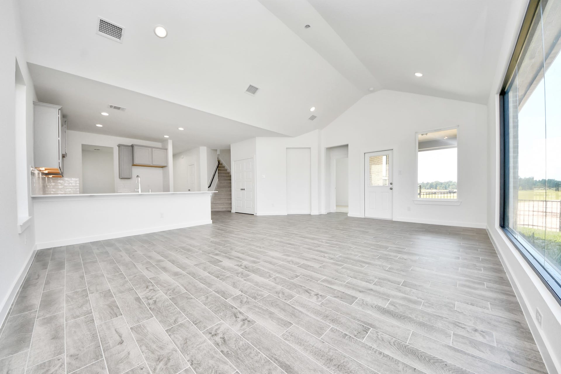 3057 Spoolwood Trail, Magnolia, TX 77355 Welcome family and guests to your charming living room! With its high ceilings, recessed lighting, ceiling fan, custom paint, beautiful flooring, and large windows that let in abundant natural light, this room is perfect for gatherings.