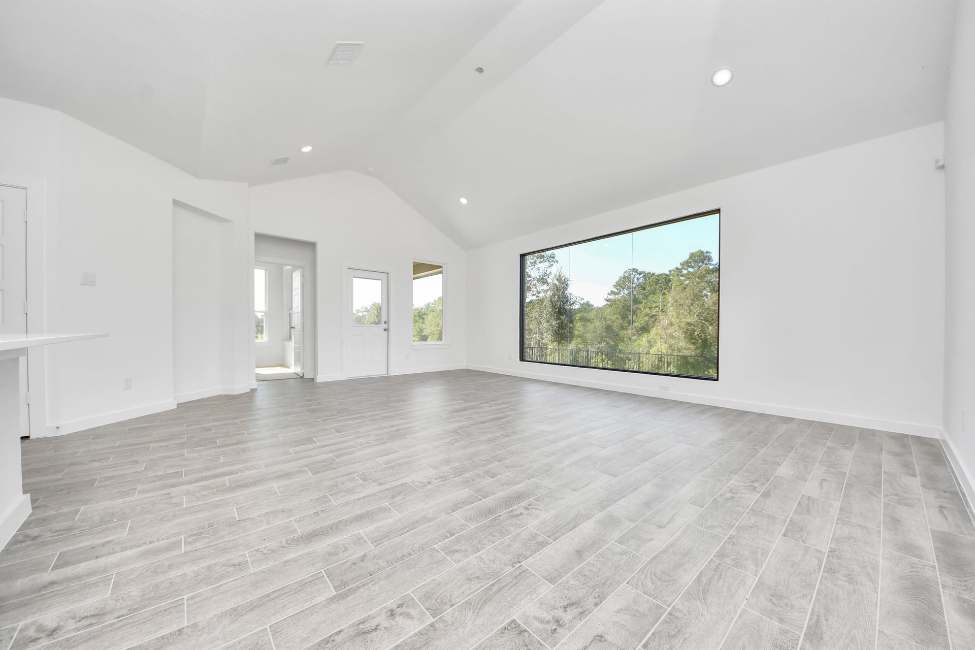 3057 Spoolwood Trail, Magnolia, TX 77355 Gather the family and guests together in your lovely living room! Featuring soaring high ceilings, recessed lighting, ceiling fan, custom paint, gorgeous floors, and large windows that provide plenty of natural lighting throughout the day.