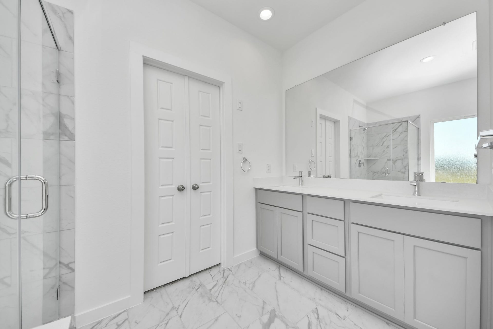 3057 Spoolwood Trail, Magnolia, TX 77355 Elevate your daily routine at the elegant vanity, now equipped with double sinks, light countertops, modern hardware, and beautiful recessed lights.