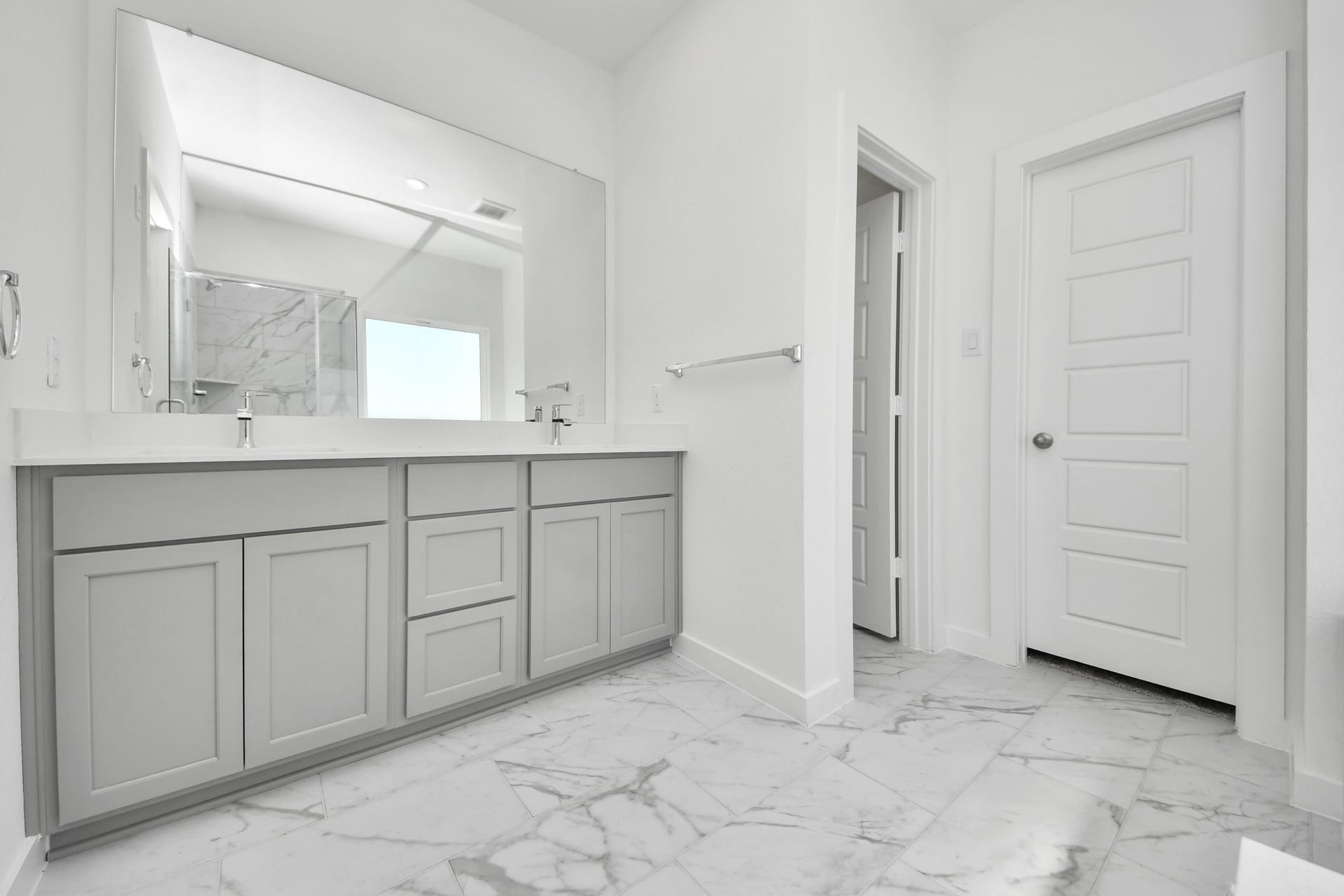 3057 Spoolwood Trail, Magnolia, TX 77355 Escape to a spa-like oasis in this primary bathroom. Enjoy a walk-in shower with tile surround, a separate garden tub with custom detailing, and an elegant vanity featuring light countertops, modern hardware, and beautiful vanity lights. Experience luxury and relaxation in every detail.