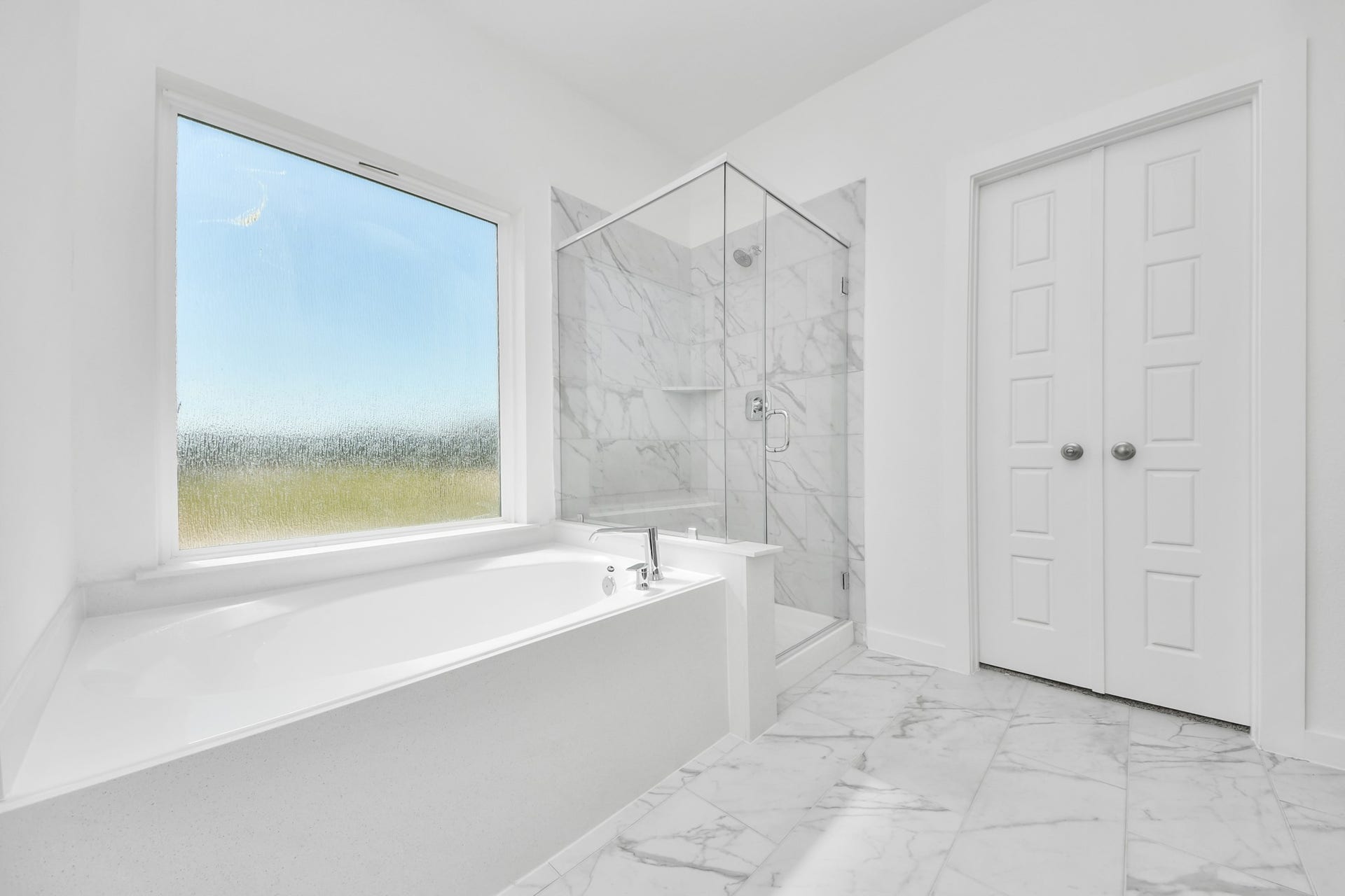 3057 Spoolwood Trail, Magnolia, TX 77355 Indulge in a spa-like retreat within the confines of this primary bathroom. Delight in a spacious walk-in shower enveloped in stylish tile surround, unwind in a separate garden tub adorned with custom detailing.