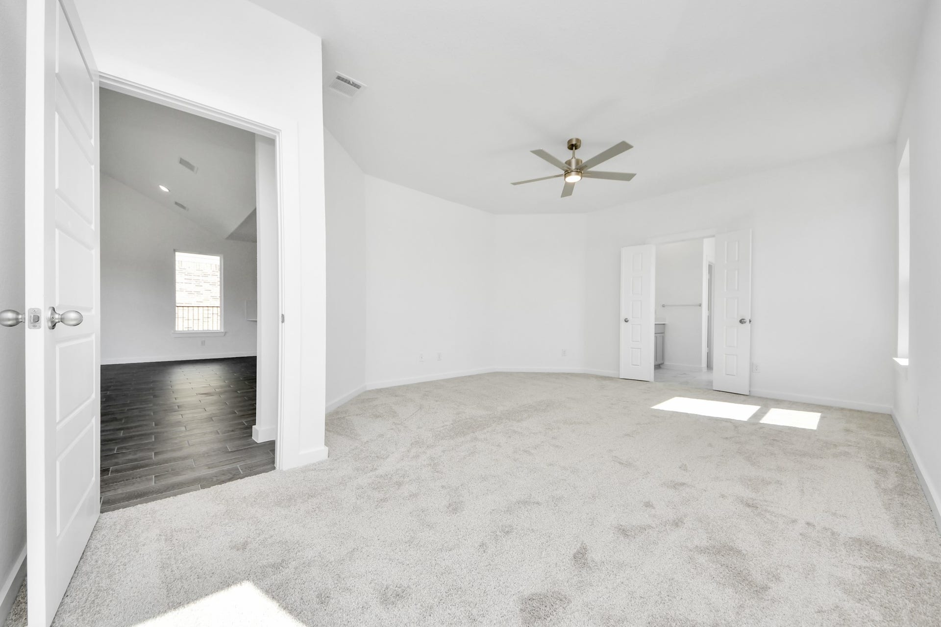 3057 Spoolwood Trail, Magnolia, TX 77355 Escape and relax in the exquisite primary suite, a haven to unwind after a long day. The spacious room, located on first floor, boasts plush carpeting, soothing paint tones, high ceilings, and expansive windows adorned with privacy blinds.