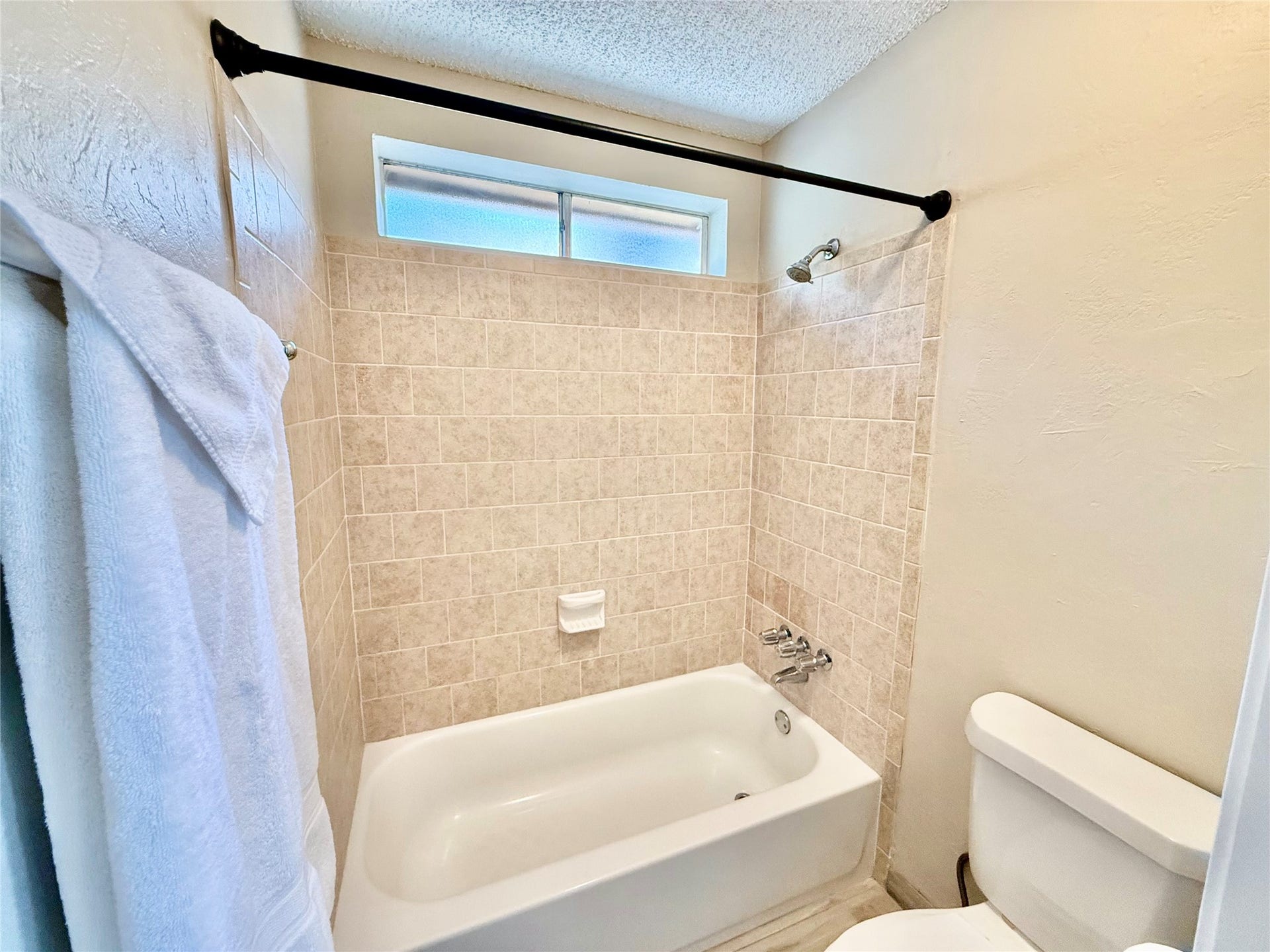 6 Leverwood Court, The Woodlands, TX 77381 Guest Bath with Tub/Shower Combination with updated Tub sourround