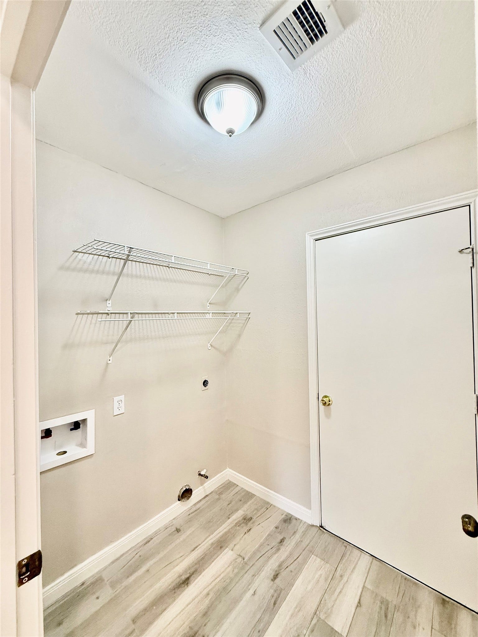 6 Leverwood Court, The Woodlands, TX 77381 Convenient laundry room located just off the kitchen.