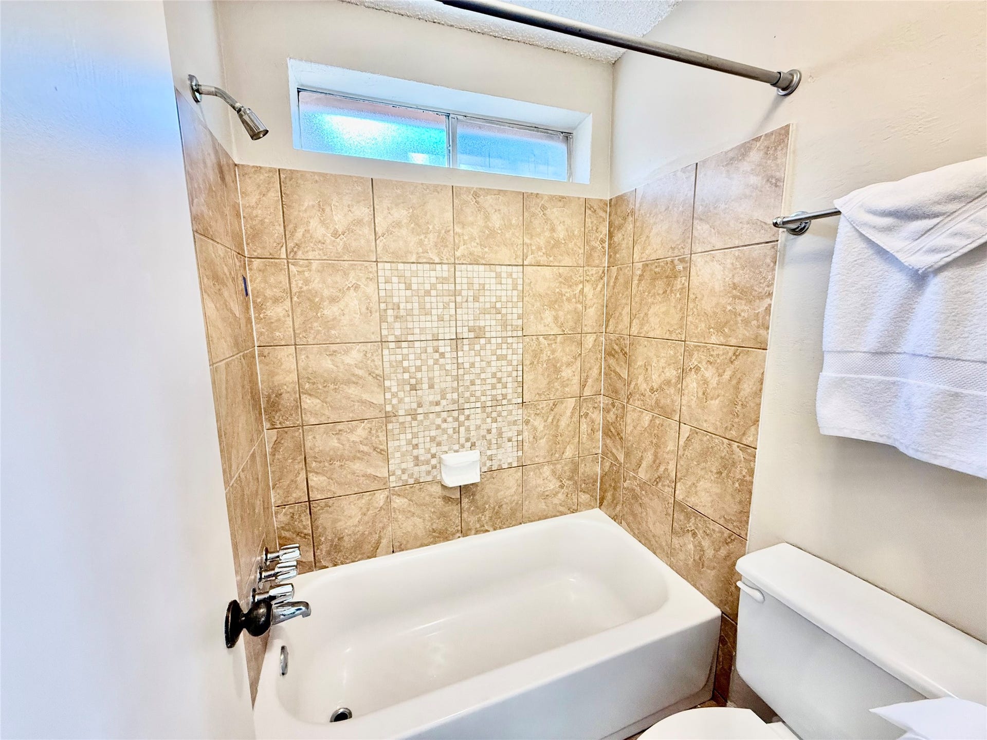 6 Leverwood Court, The Woodlands, TX 77381 Primary bathroom with tub/shower combination and updated tile surround.