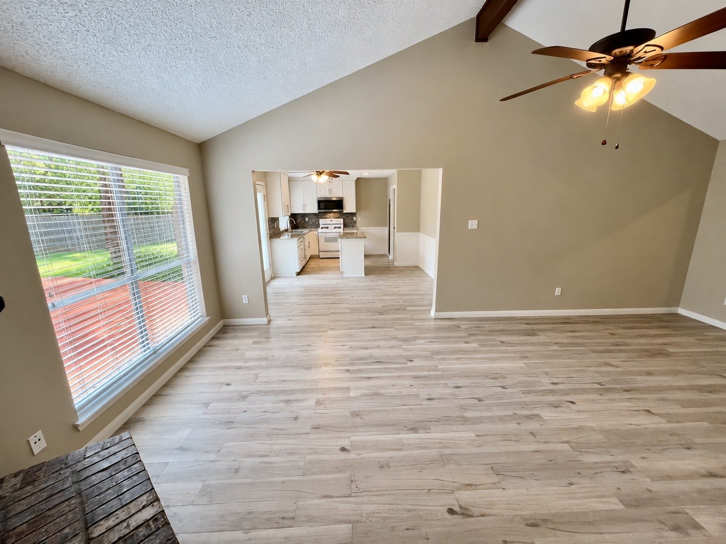 6 Leverwood Court, The Woodlands, TX 77381 Soaring vaulted ceilings enhance the open, airy feel of the great room.
