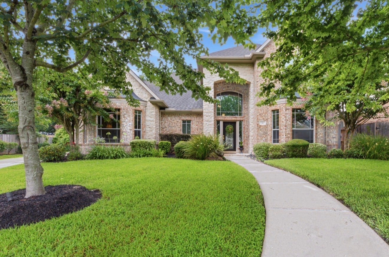 14 Bentley Park Court, Houston, TX 77070 Welcome Home! Stunning Trendmaker elevation with mature trees, lush landscaping and impressive curb appeal on a quiet cul-de-sac lot.