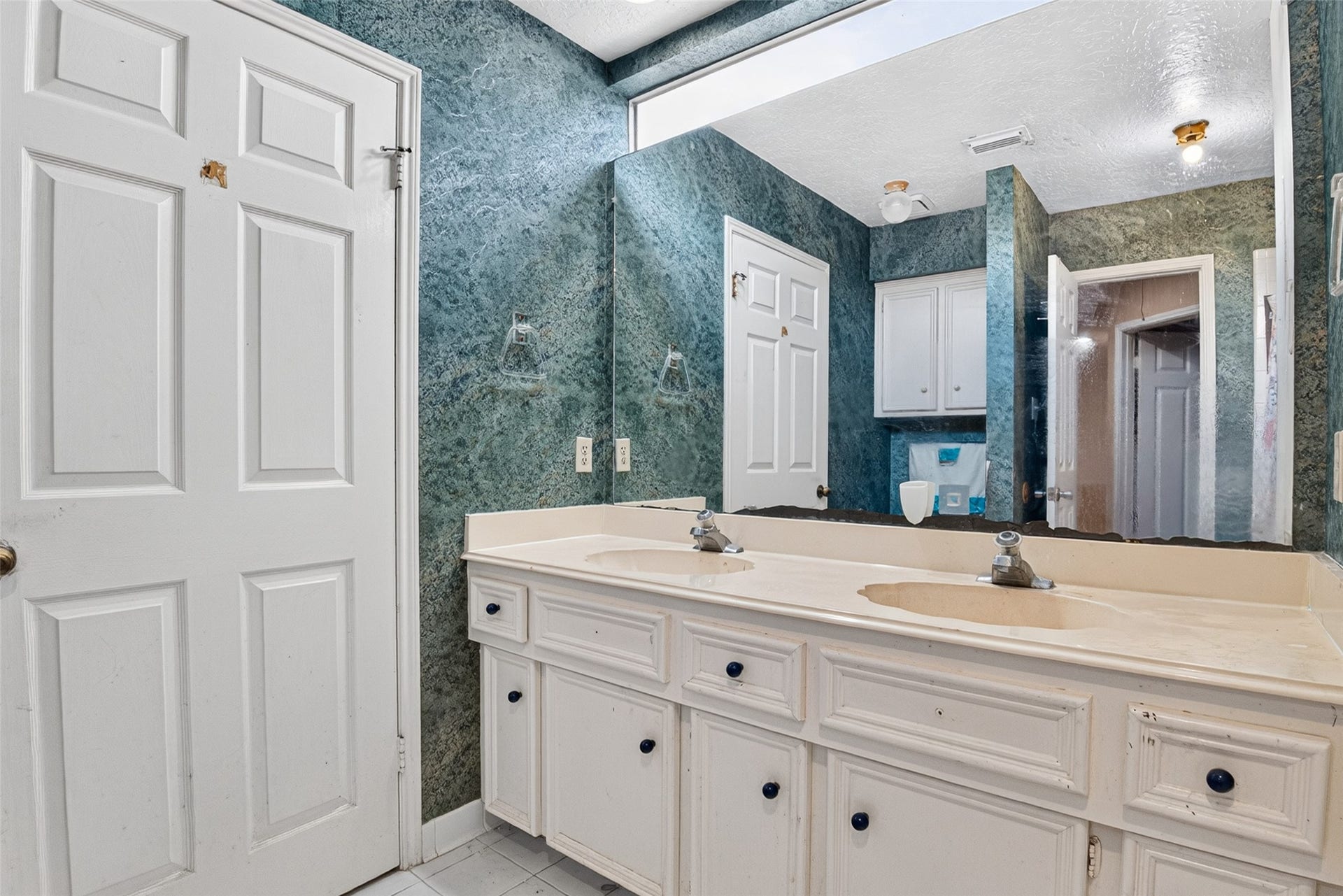 14811 Charlmont Drive, Houston, TX 77083 14811 Charlmont Drive, Houston, TX 77083