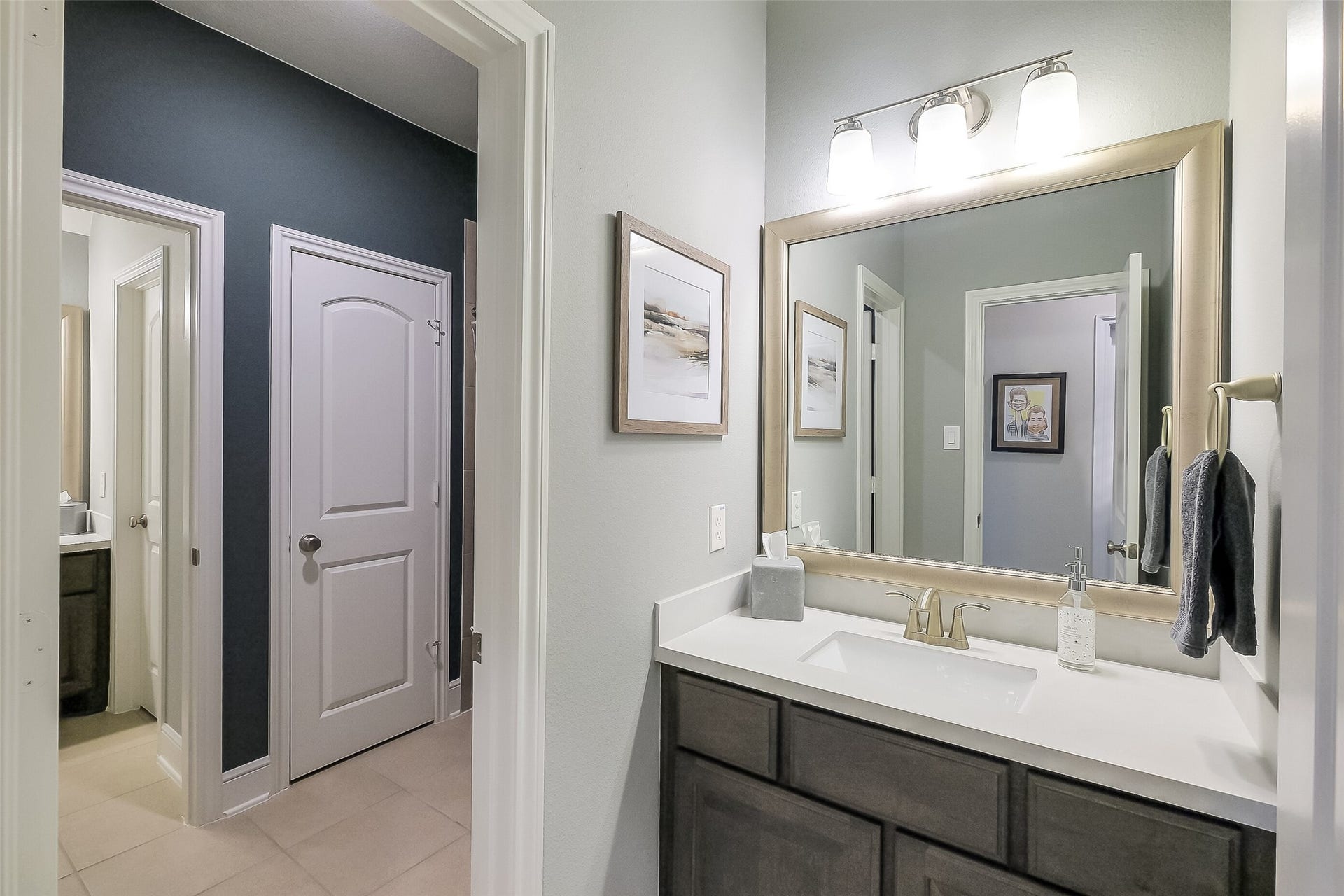 Secondary sink area for the Hollywood bathroom.