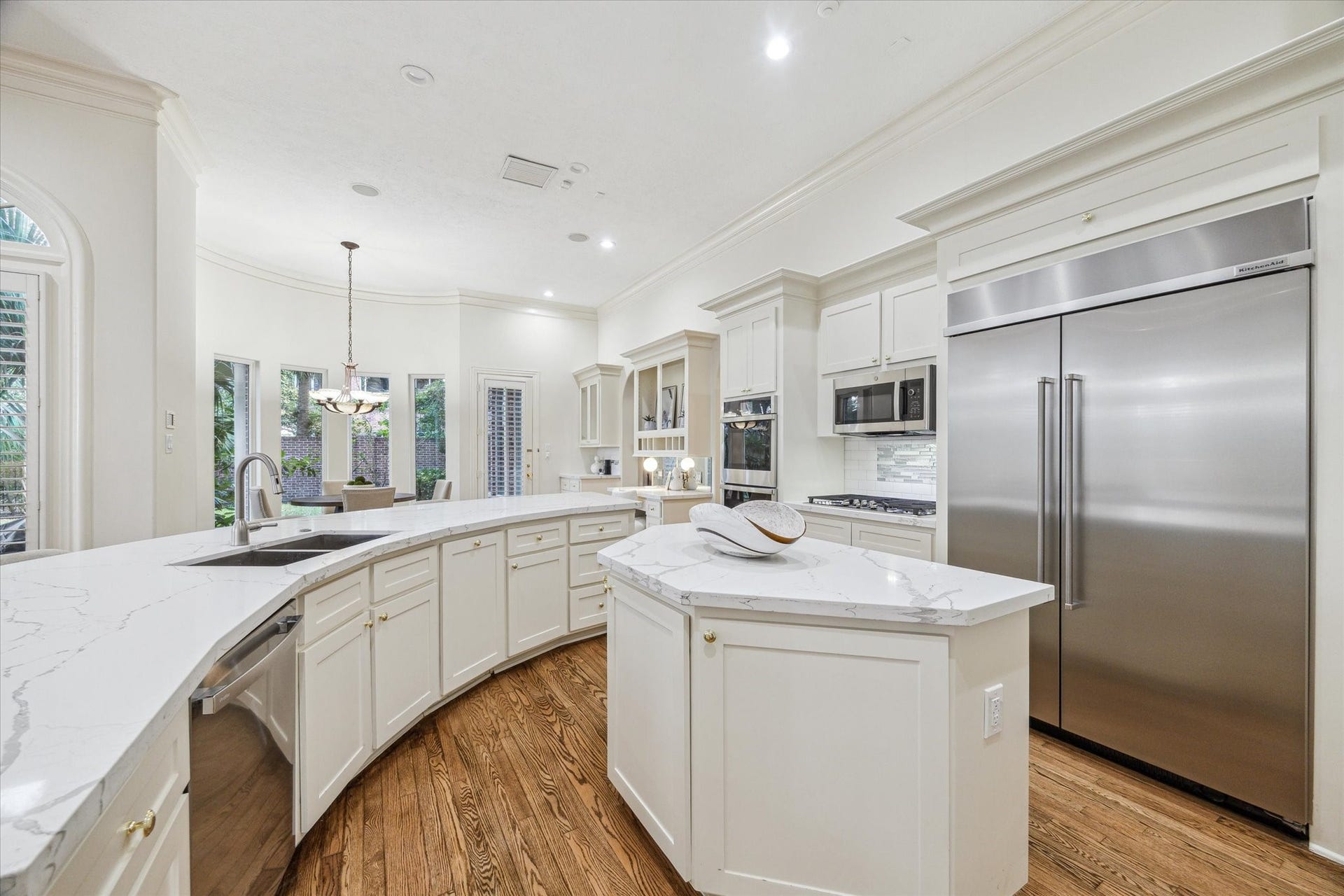 38 Scotsmoor Court, Sugar Land, TX 77479 Imagine yourself cooking and entertaining here!