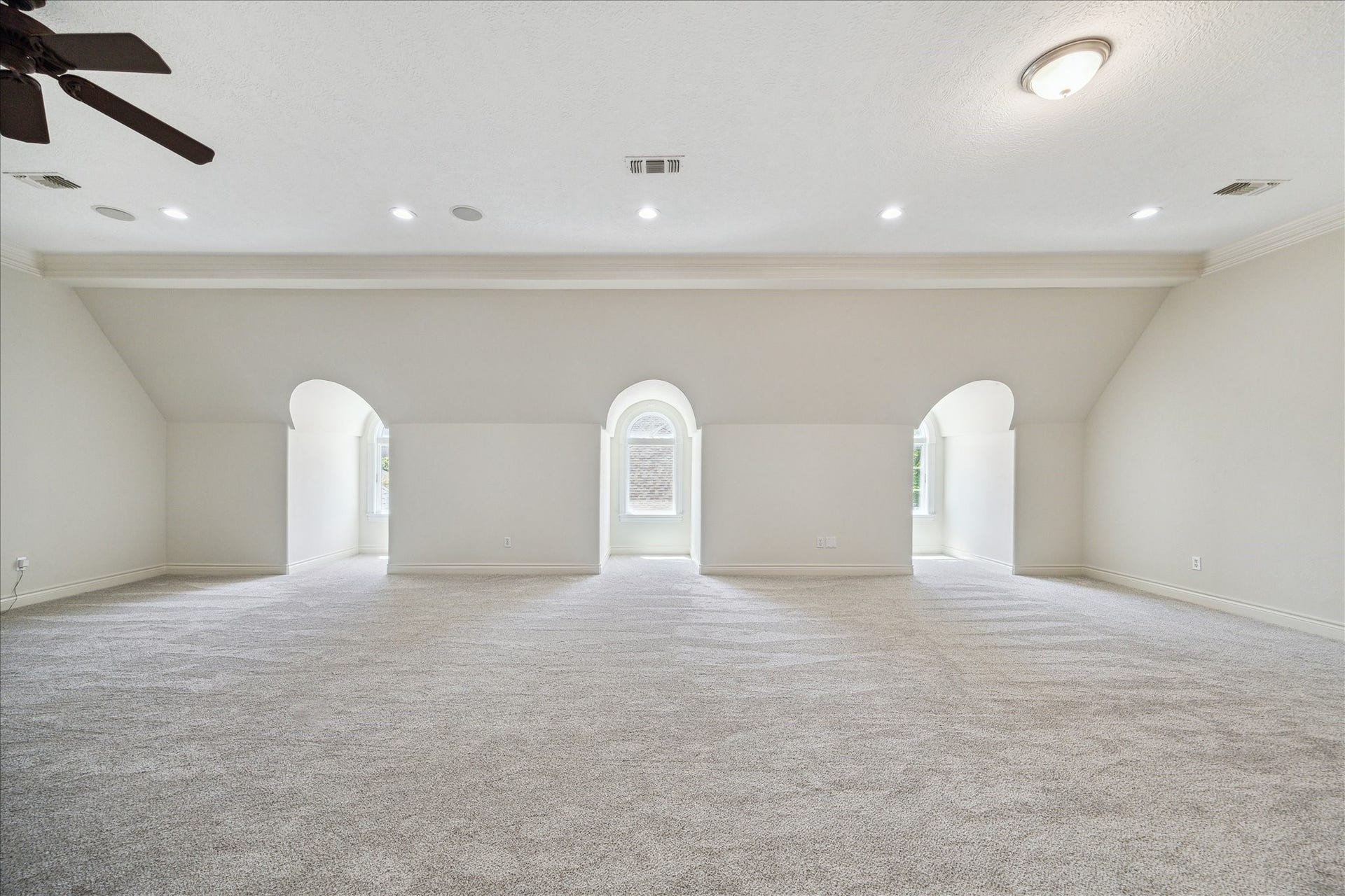 38 Scotsmoor Court, Sugar Land, TX 77479 High ceilings and a great place to play and socialize around your favorite sports on the big screen TV
