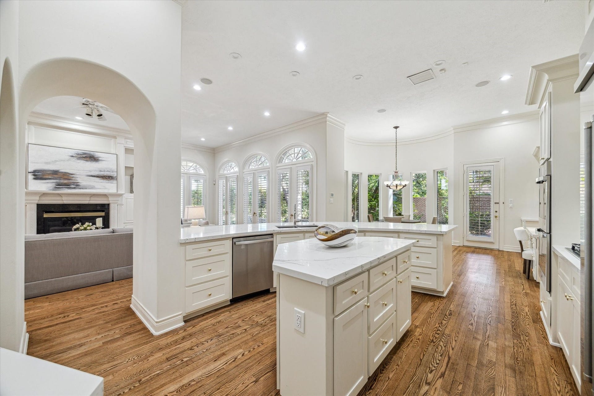 38 Scotsmoor Court, Sugar Land, TX 77479 Archetectural archway leads to the main room from the open kitchen