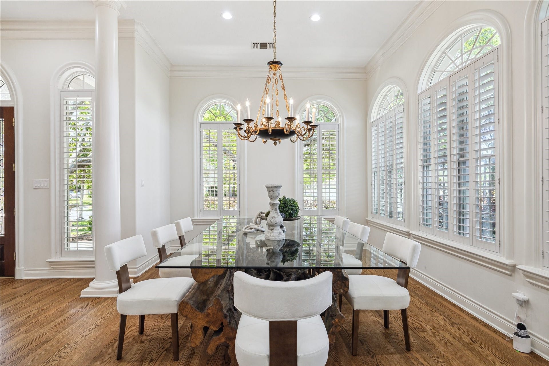 38 Scotsmoor Court, Sugar Land, TX 77479 Dine in style in your light washed dining room with loads of room for as many as 12