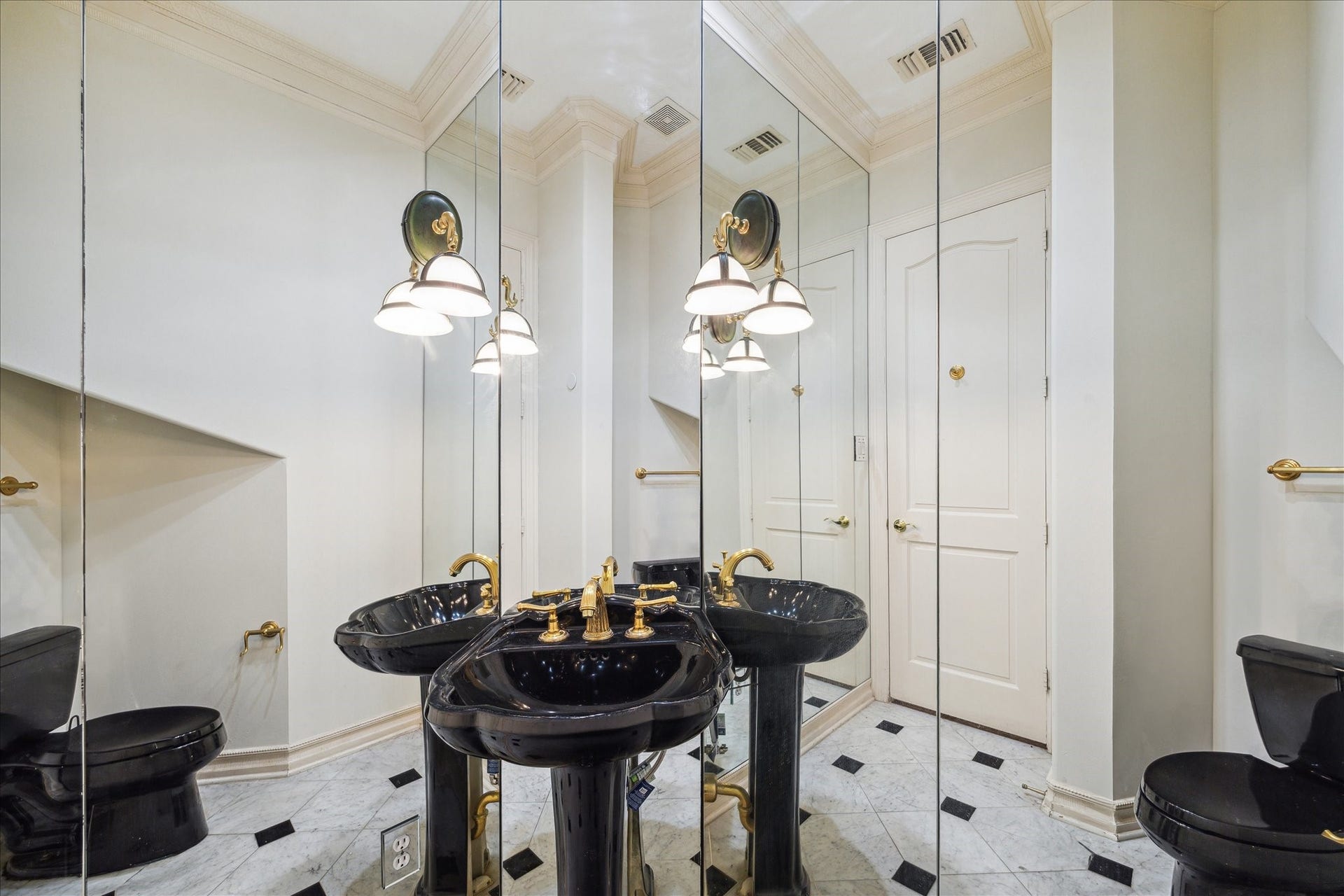 38 Scotsmoor Court, Sugar Land, TX 77479 The formal powder room is one of two powder rooms on the first floor.