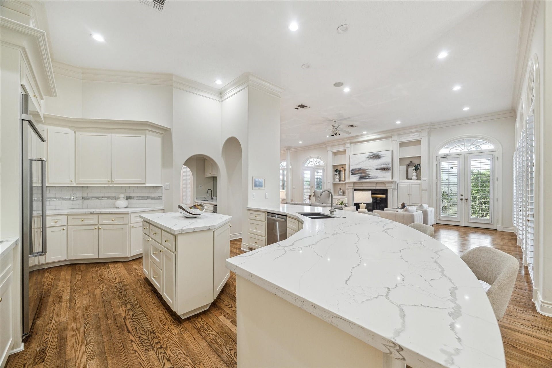 38 Scotsmoor Court, Sugar Land, TX 77479 Completely updated kitchen with breakfast bar