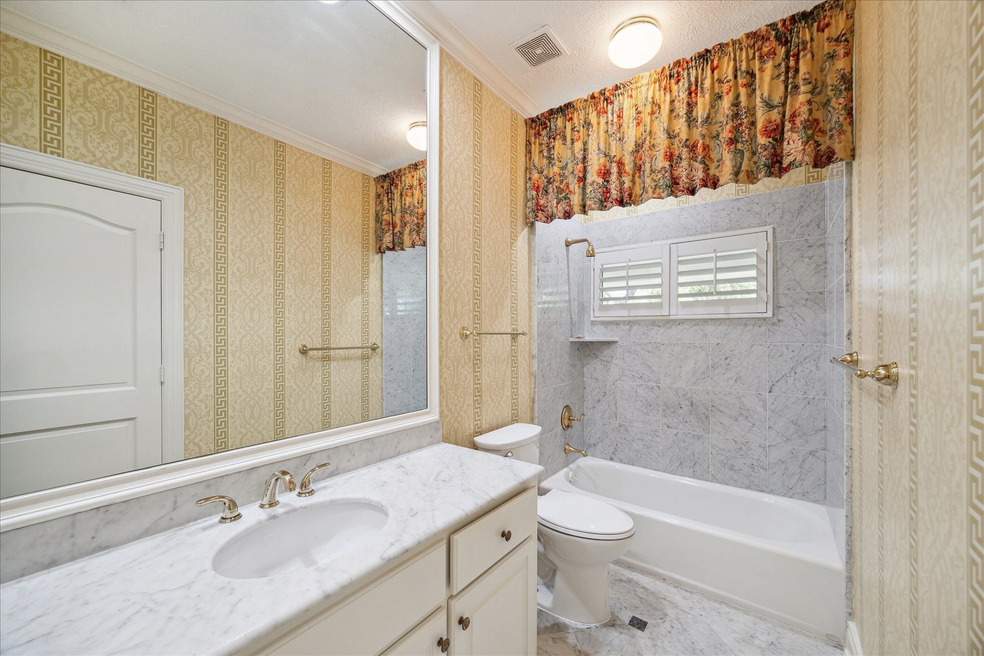 38 Scotsmoor Court, Sugar Land, TX 77479 This wet area in the Hollywood bath serves both upstairs bedrooms.