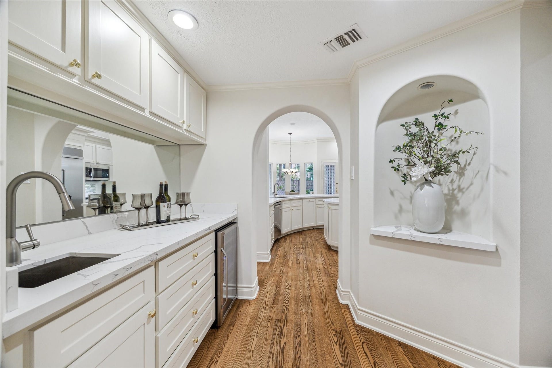 38 Scotsmoor Court, Sugar Land, TX 77479 Butlers pantry and wet bar with wine storage and quartsite counter with sink and overhead storage