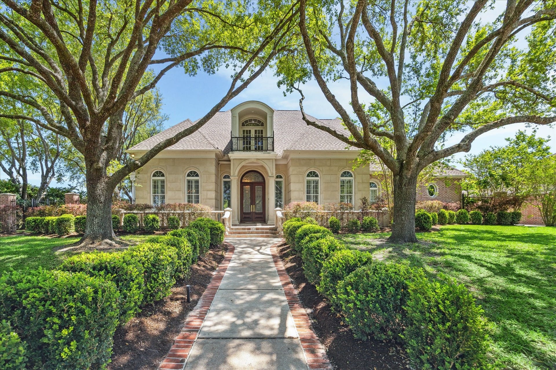 38 Scotsmoor Court, Sugar Land, TX 77479 The stunning architecture of this regal home has a European feel inviting your guests as they approach