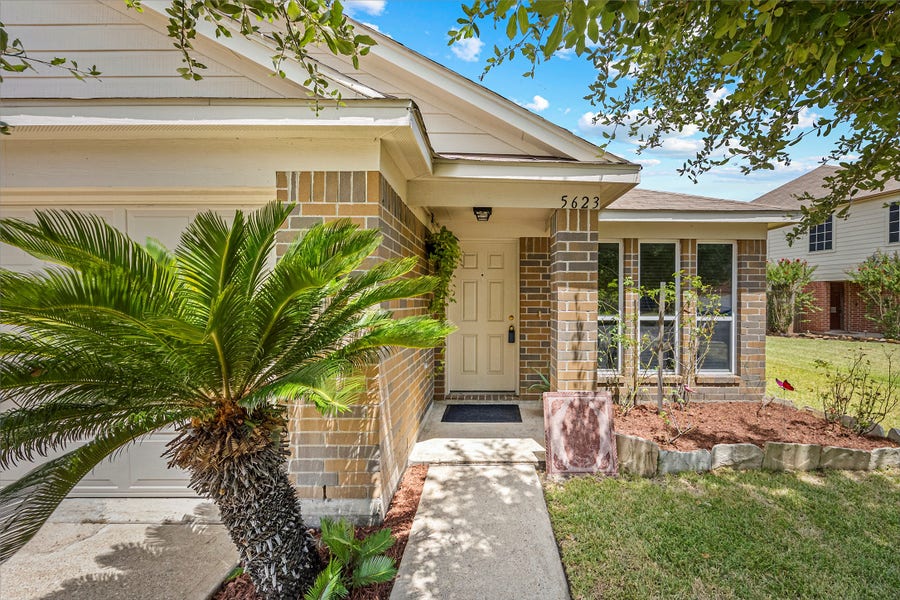 Property photo for 5623 Cinnamon Lake Drive, Baytown, TX