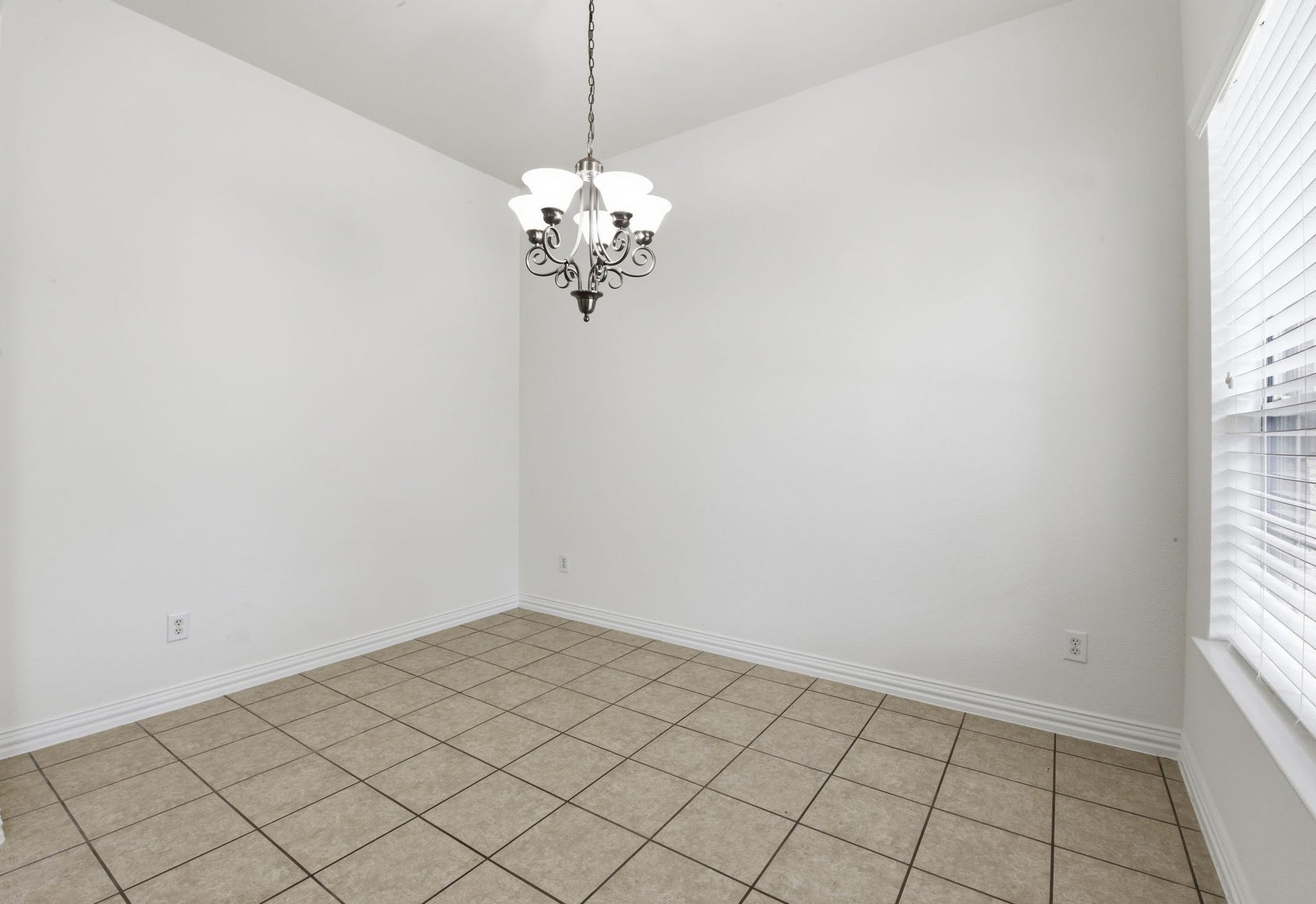 16023 Powder Springs Lane, Houston, TX 77070 Formal dining. Fresh neutral paint, lots of natural light, tile floors.