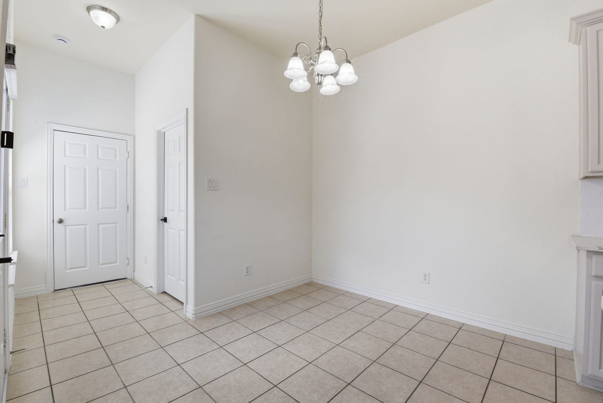 16023 Powder Springs Lane, Houston, TX 77070 The breakfast room which is open to the kitchen and to the living room. Fresh paint, great lighting!