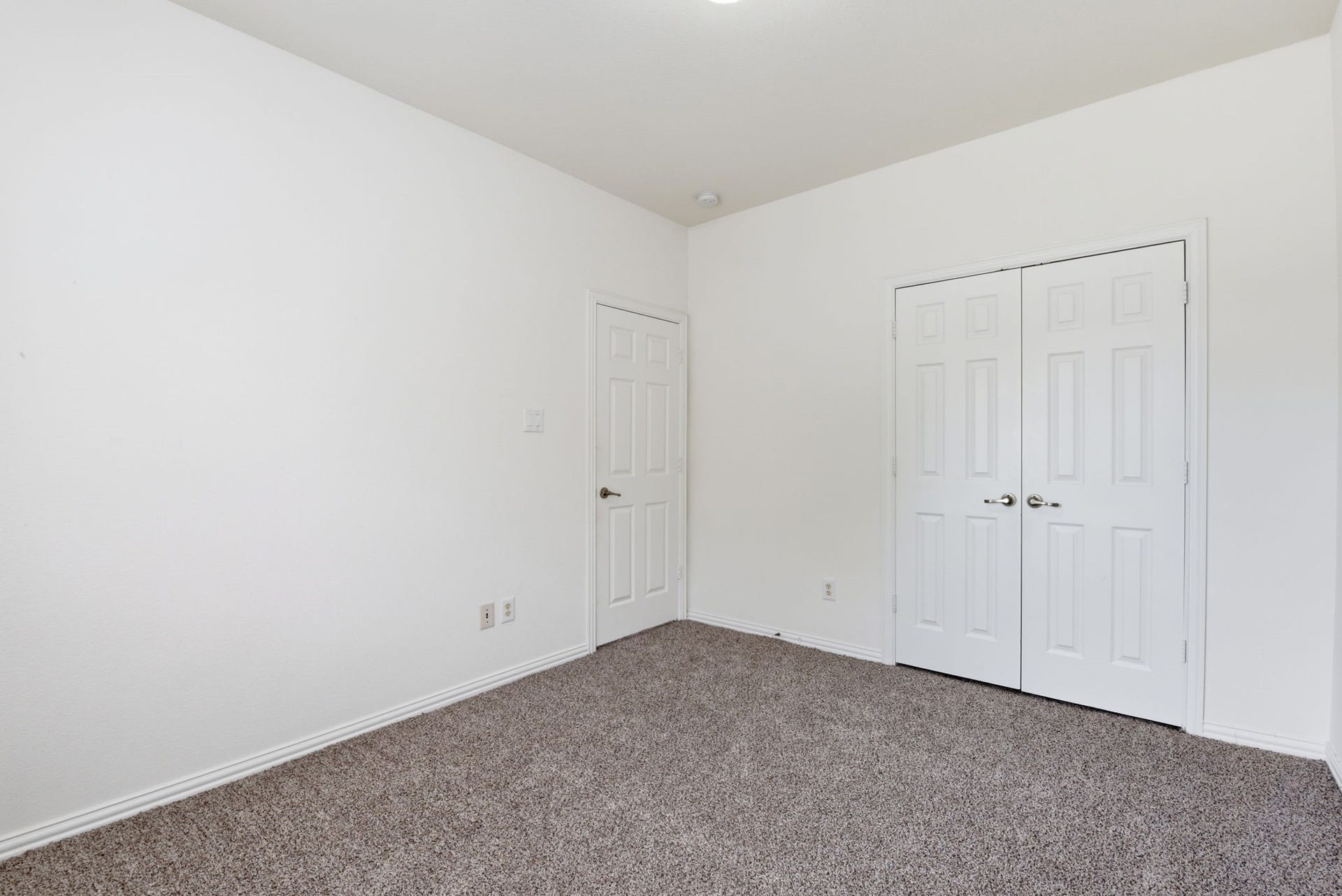 16023 Powder Springs Lane, Houston, TX 77070 The second bedroom upstairs with large closet.