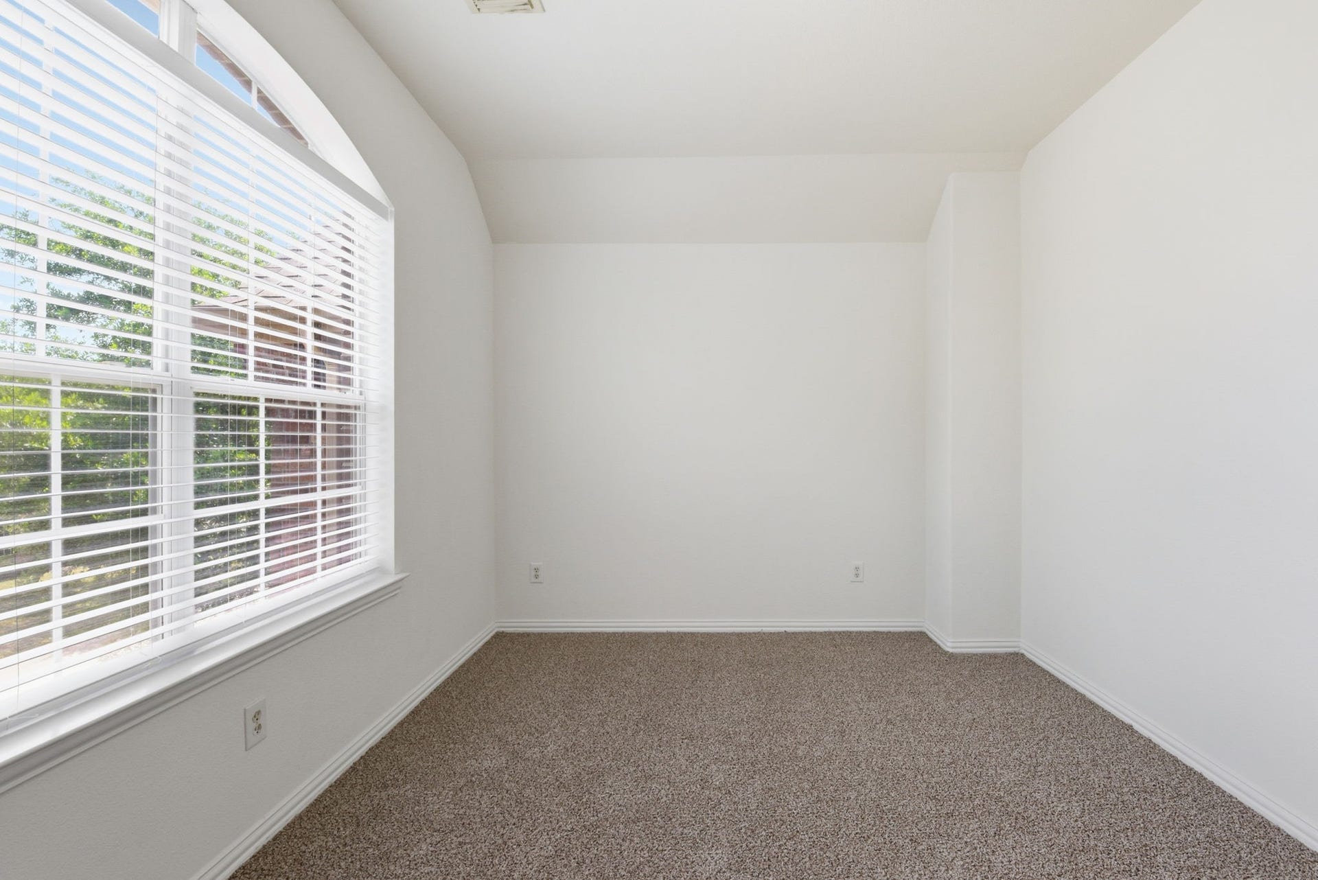 16023 Powder Springs Lane, Houston, TX 77070 The finished off loft/flex room with fresh paint, white faux wood blinds, recently replaced carpet.