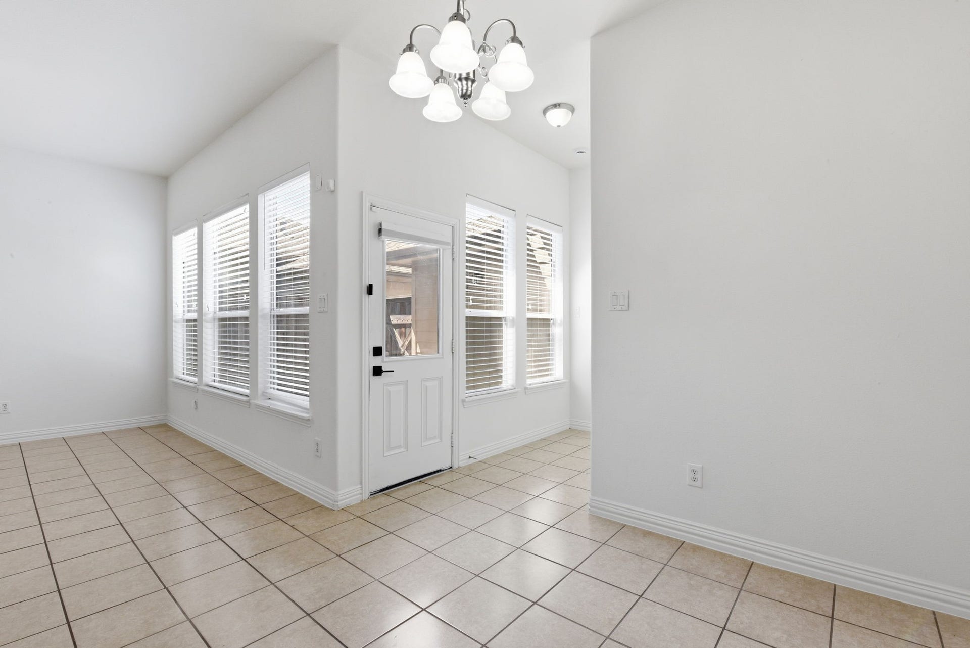 16023 Powder Springs Lane, Houston, TX 77070 So many windows keeping the whole place light and bright!