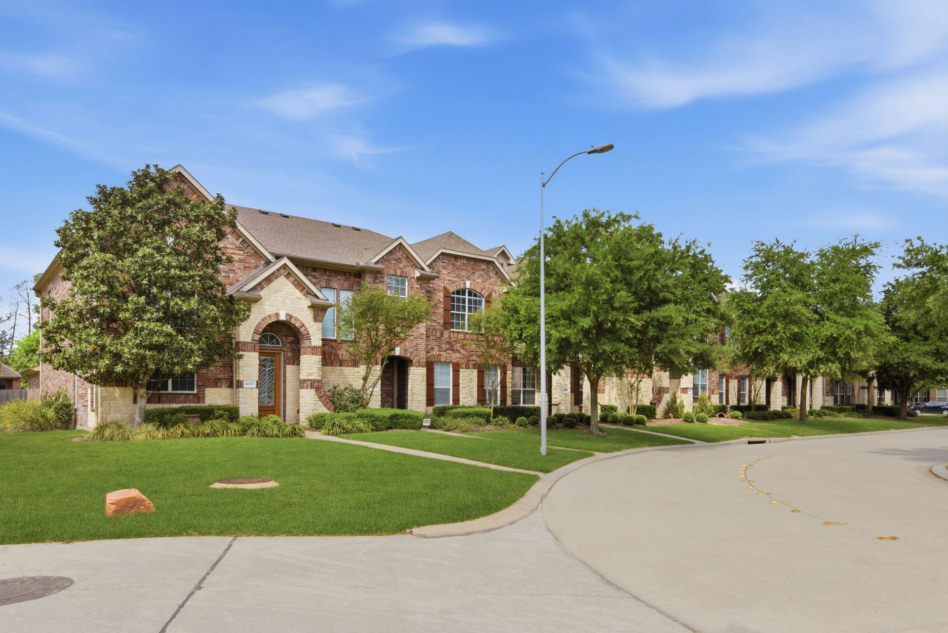 16023 Powder Springs Lane, Houston, TX 77070 Beautifully maintained neighborhood!