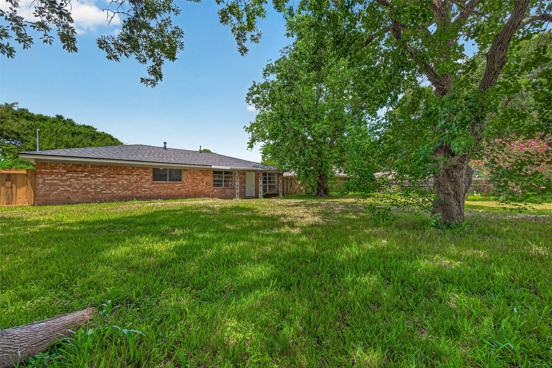 2013 Long Dr, Richmond, TX 77469