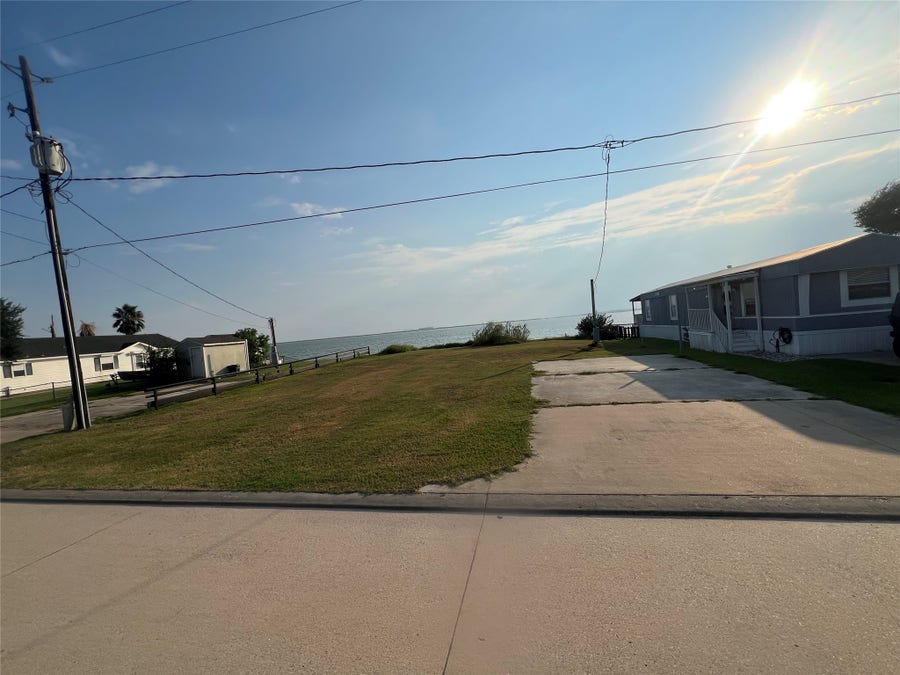 Property photo for 2514 Bay Oaks Harbor Drive, Baytown, TX