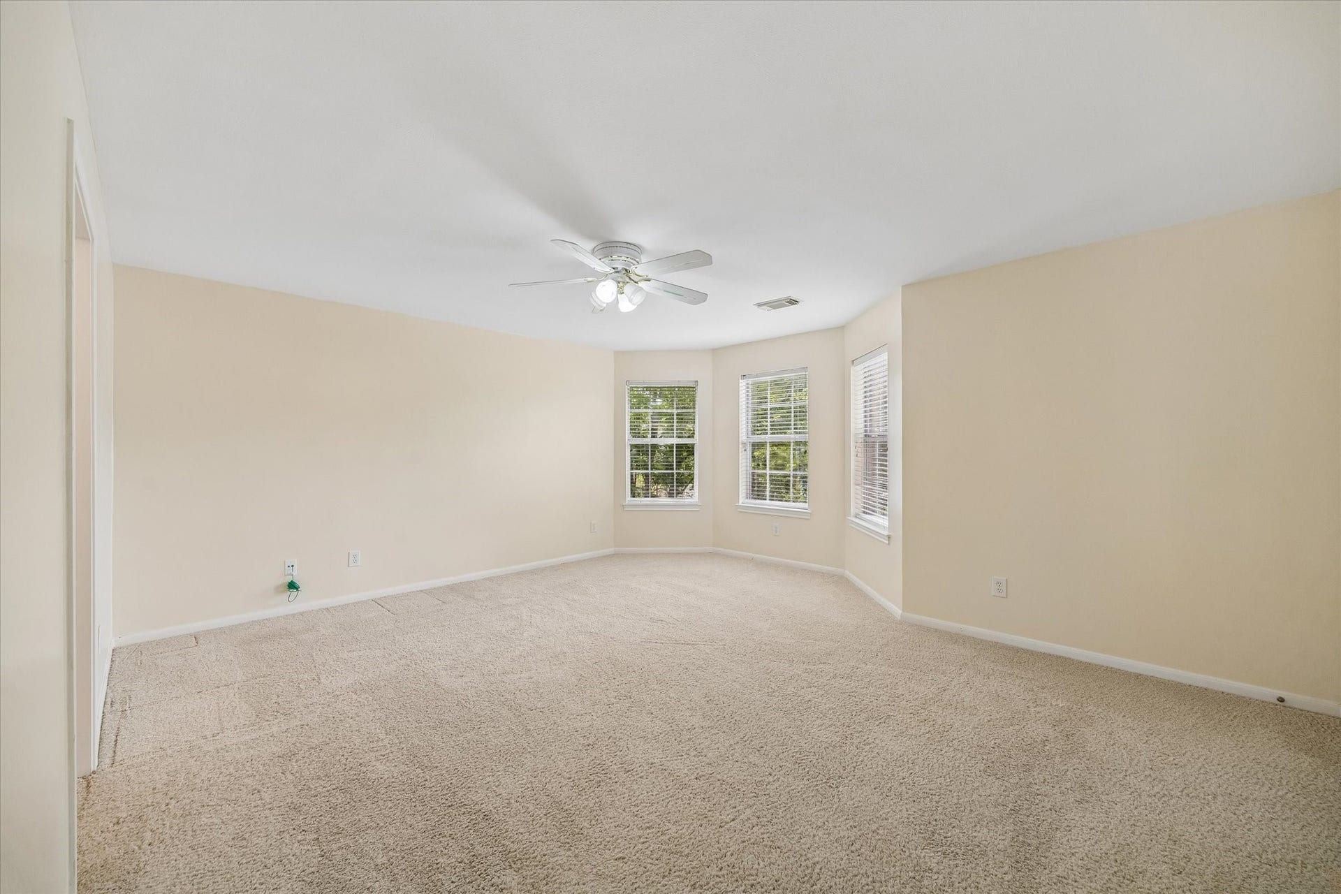 1115 Mulberry Lane, Bellaire, TX 77401 Secondary bedroom is spacious and bright room with neutral walls, a ceiling fan and plenty of room for all your furniture.