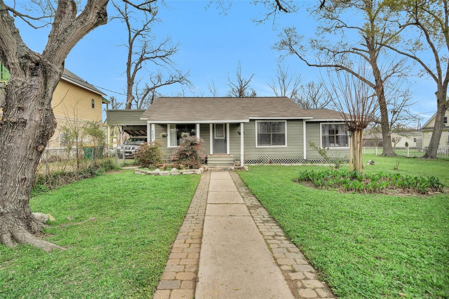 Property photo for 702 W Caroline Street, Montgomery, TX
