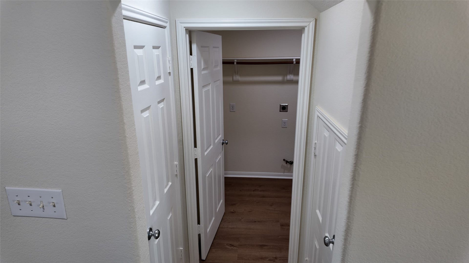 4713 HIGH CREEK CT, Alvin, TX 77511 LAUNDRY ROOM