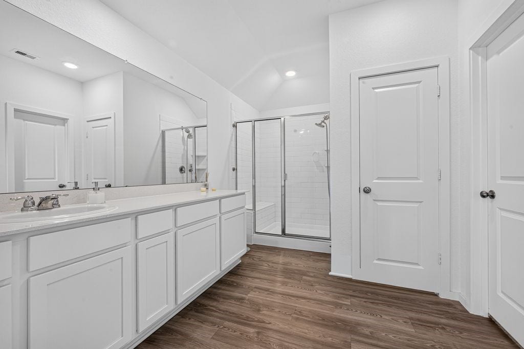 5438 Still Meadow Lane, Richmond, TX 77469 Primary Ensuite: Generously sized ensuite bath featuring an expansive layout, sleek finishes, and optimal space for your daily routine.
