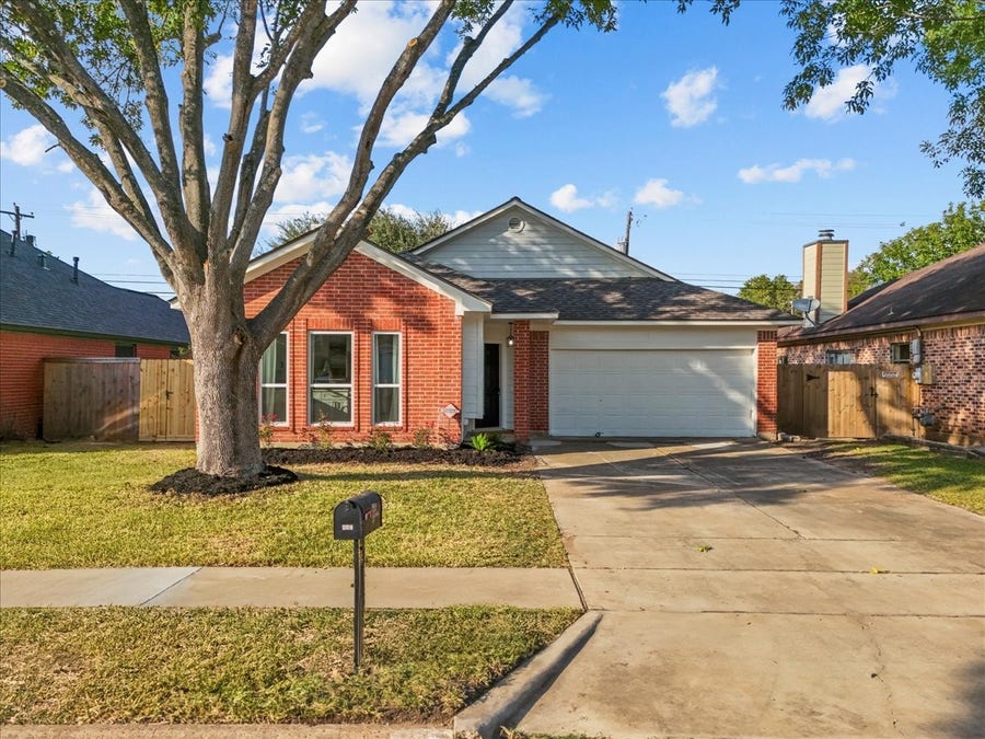 Property photo for 617 Prairie Ln, Angleton, TX